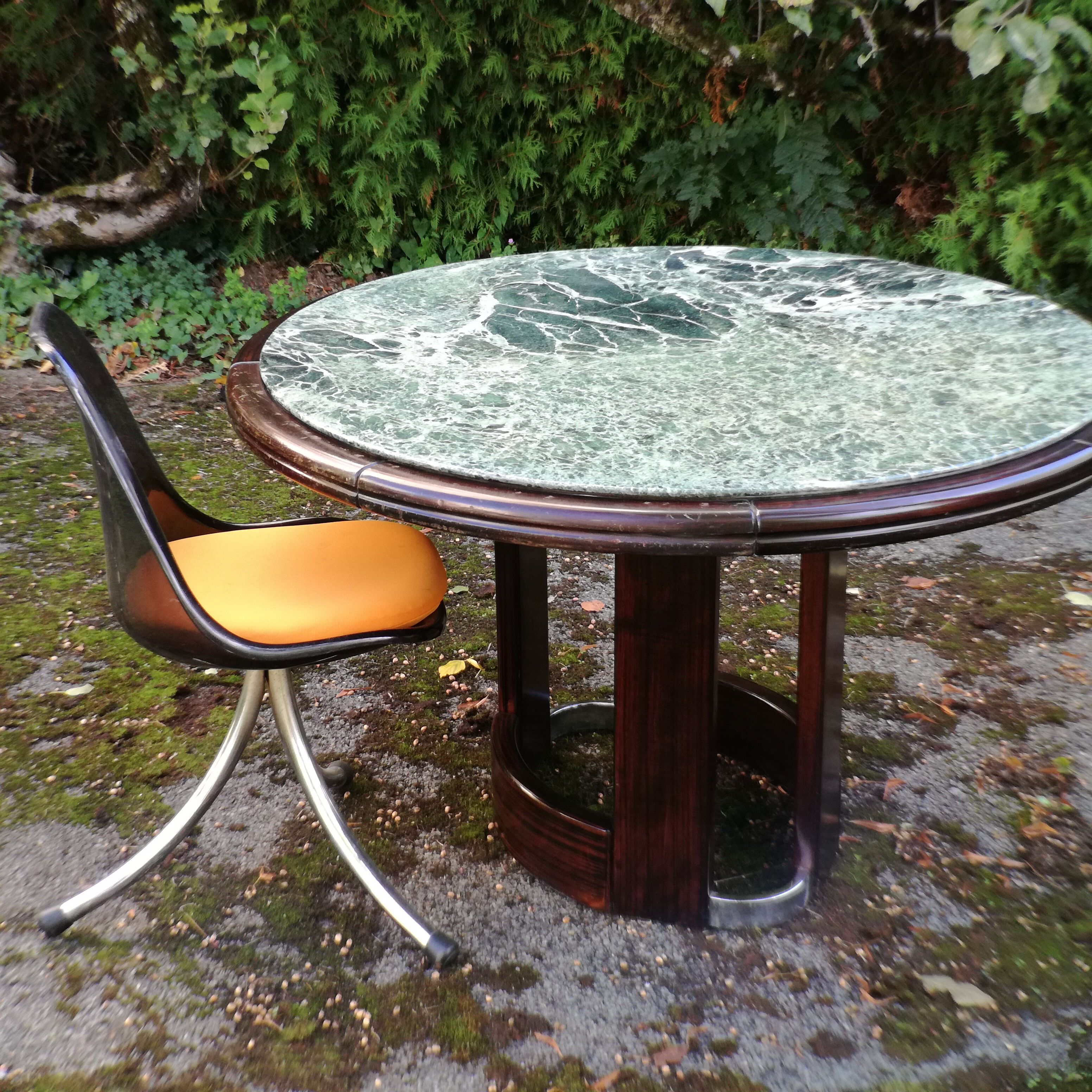 Art Deco round table in green marble