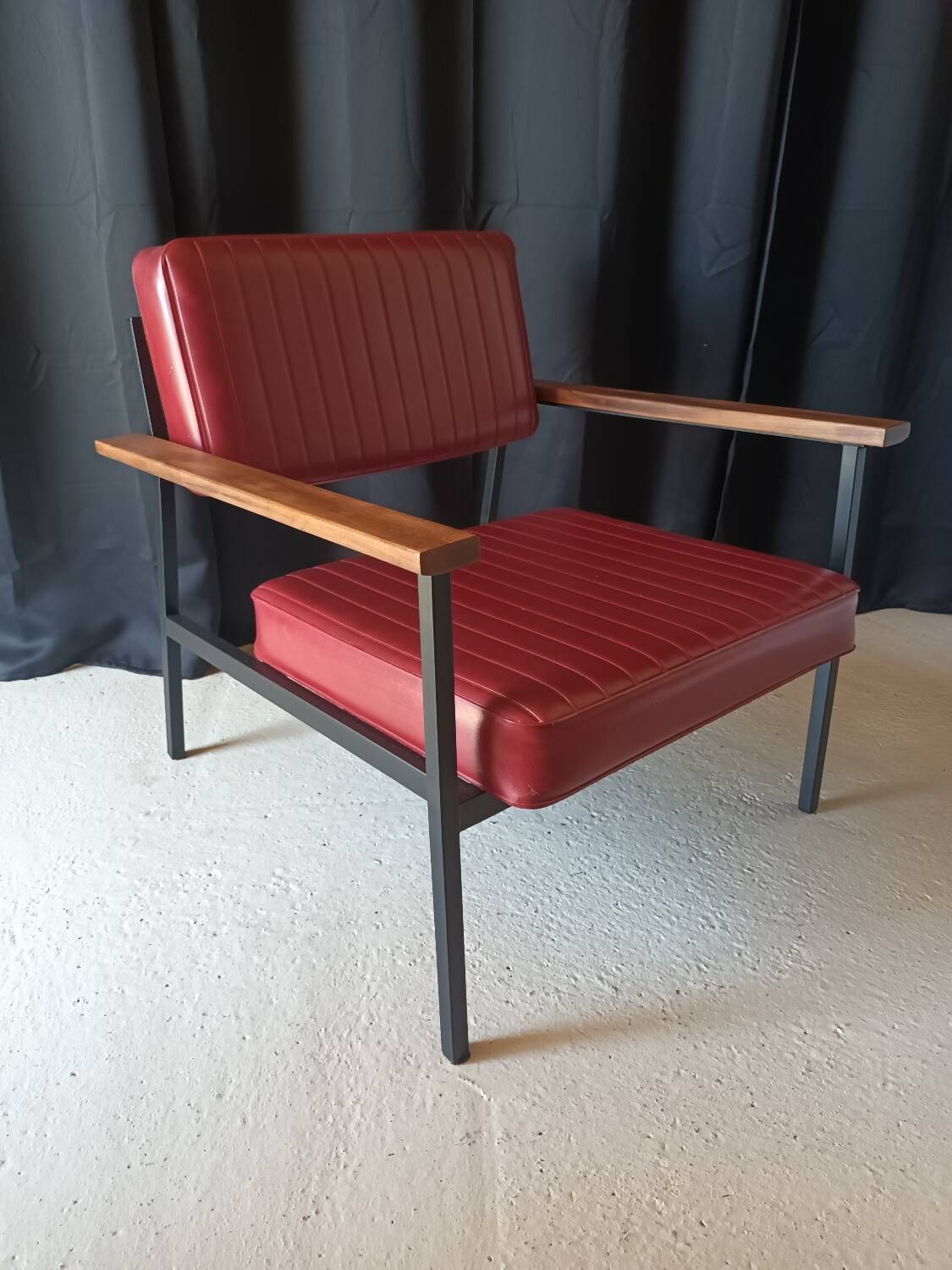 Vintage armchair in burgundy leatherette, wood and black metal