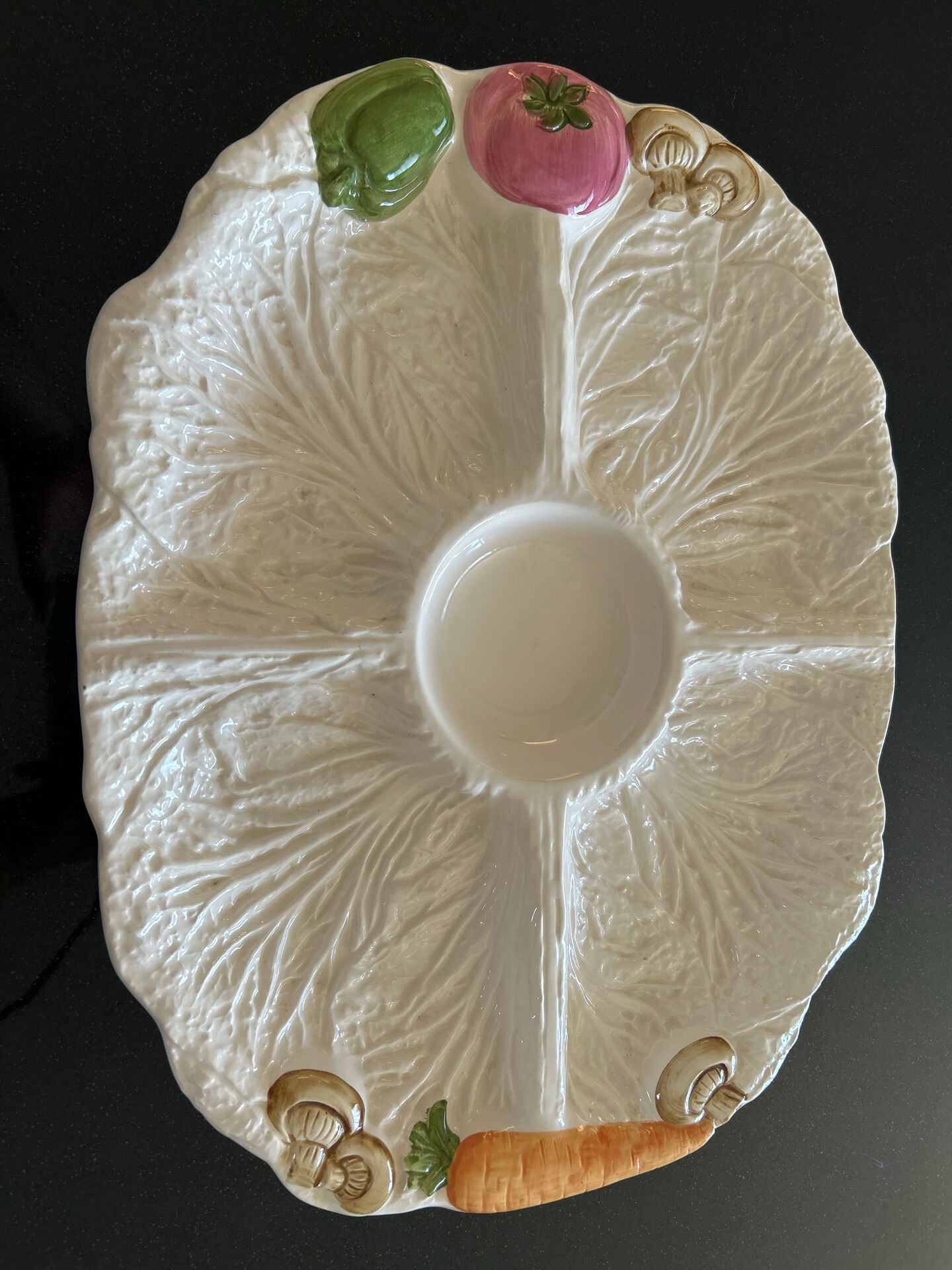 Large decorative plate in the shape of a leaf – Casual Dining