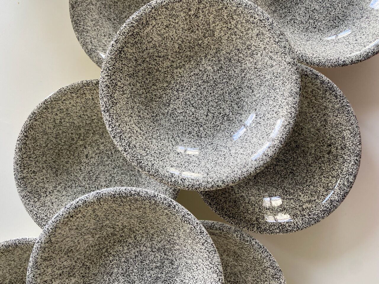 Set of 8 hollow plates in Italian speckled ceramic