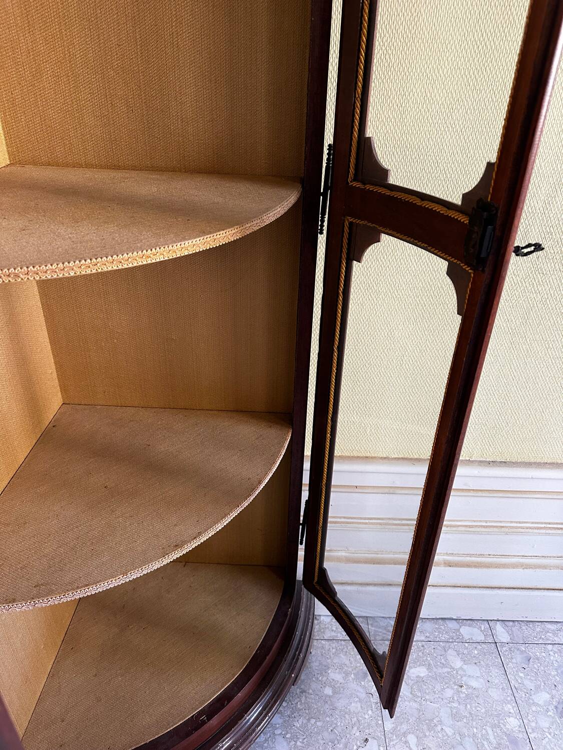 Corner display cabinet veneered in mahogany - Victorian - 20th century