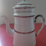 Cafetière en tôle émaillée blanche à filets rouges et dorés