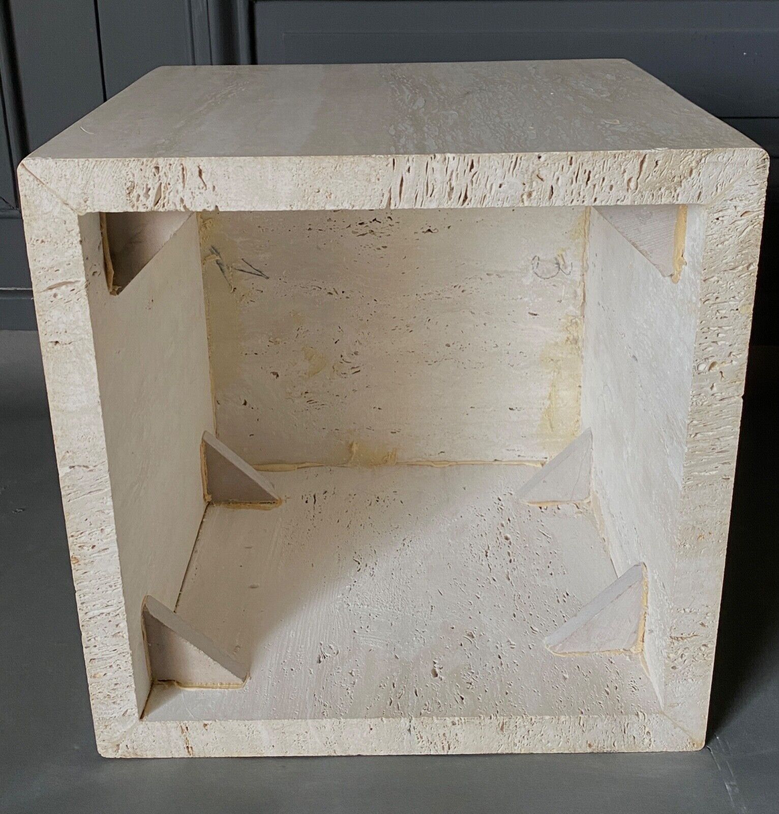 Cube en travertin table de chevet ou socle vers 1970-1980