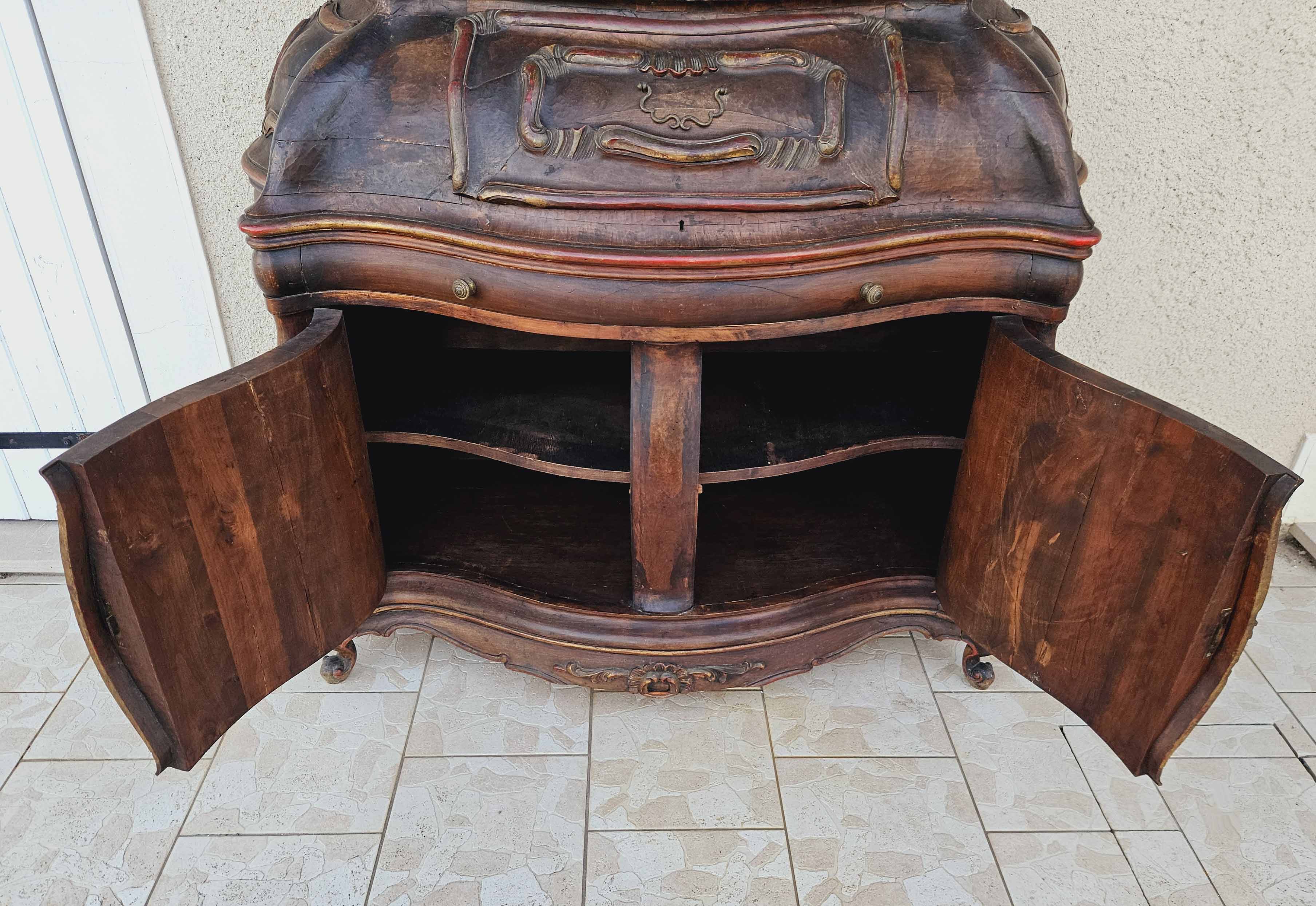 Rounded buffet in venetian baroque style