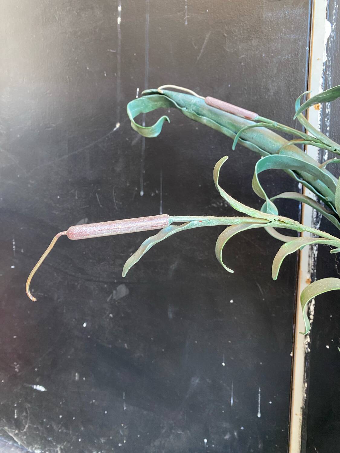 Console vintage en metal patiné feuilles de roseau