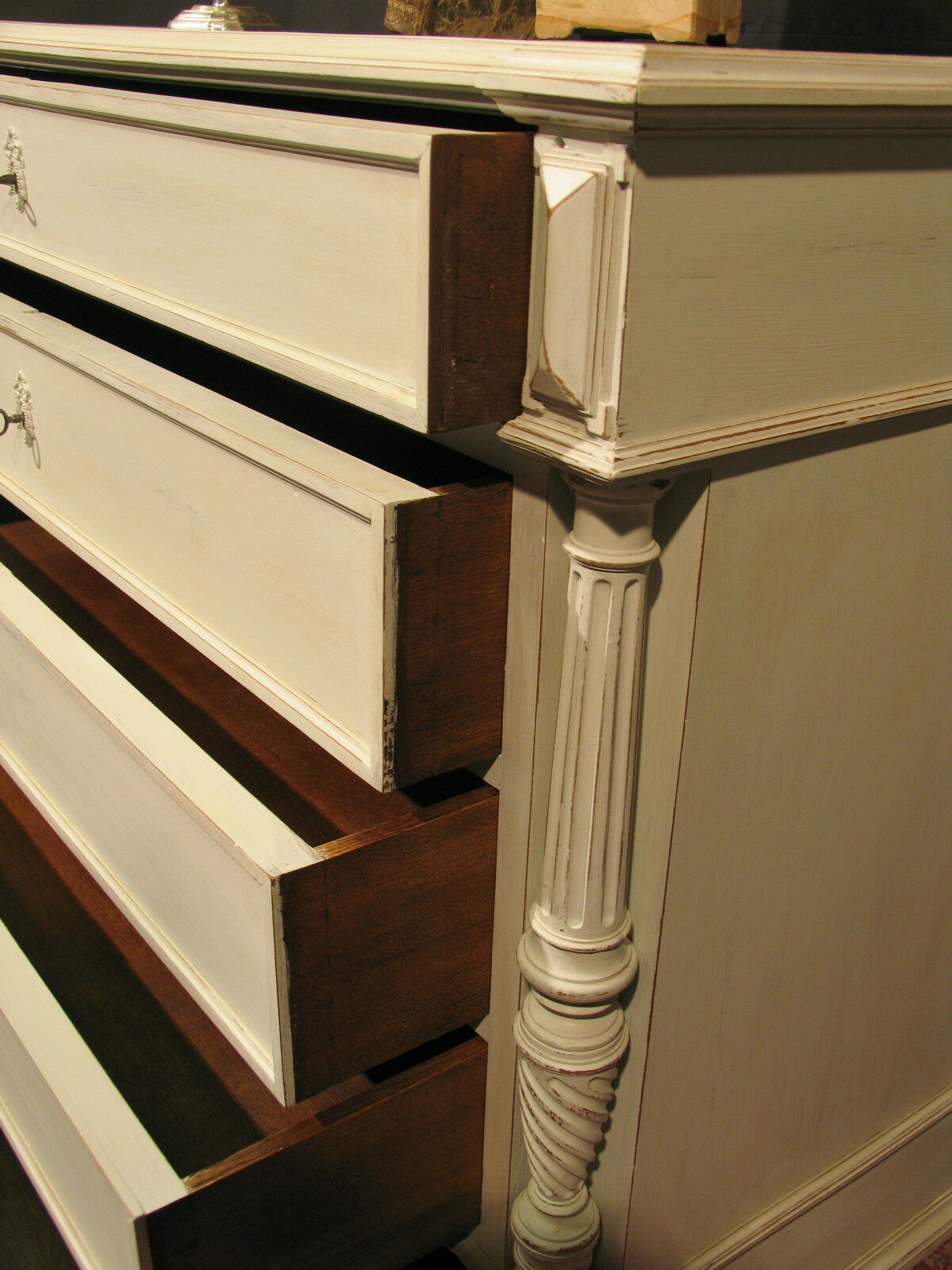 Former style Louis XVI in shabby white patinated wood 5 drawers