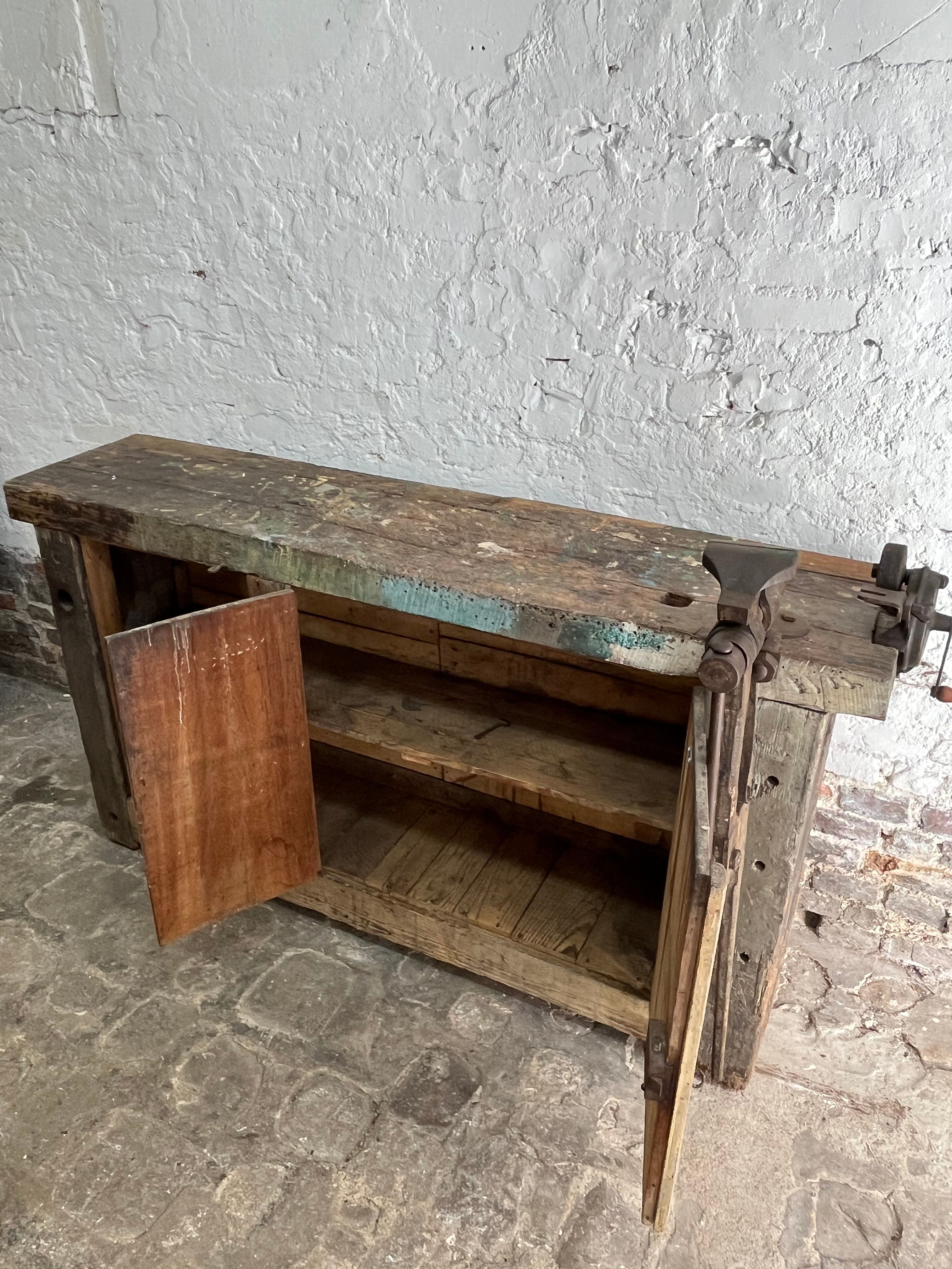 Workshop establishment with doors