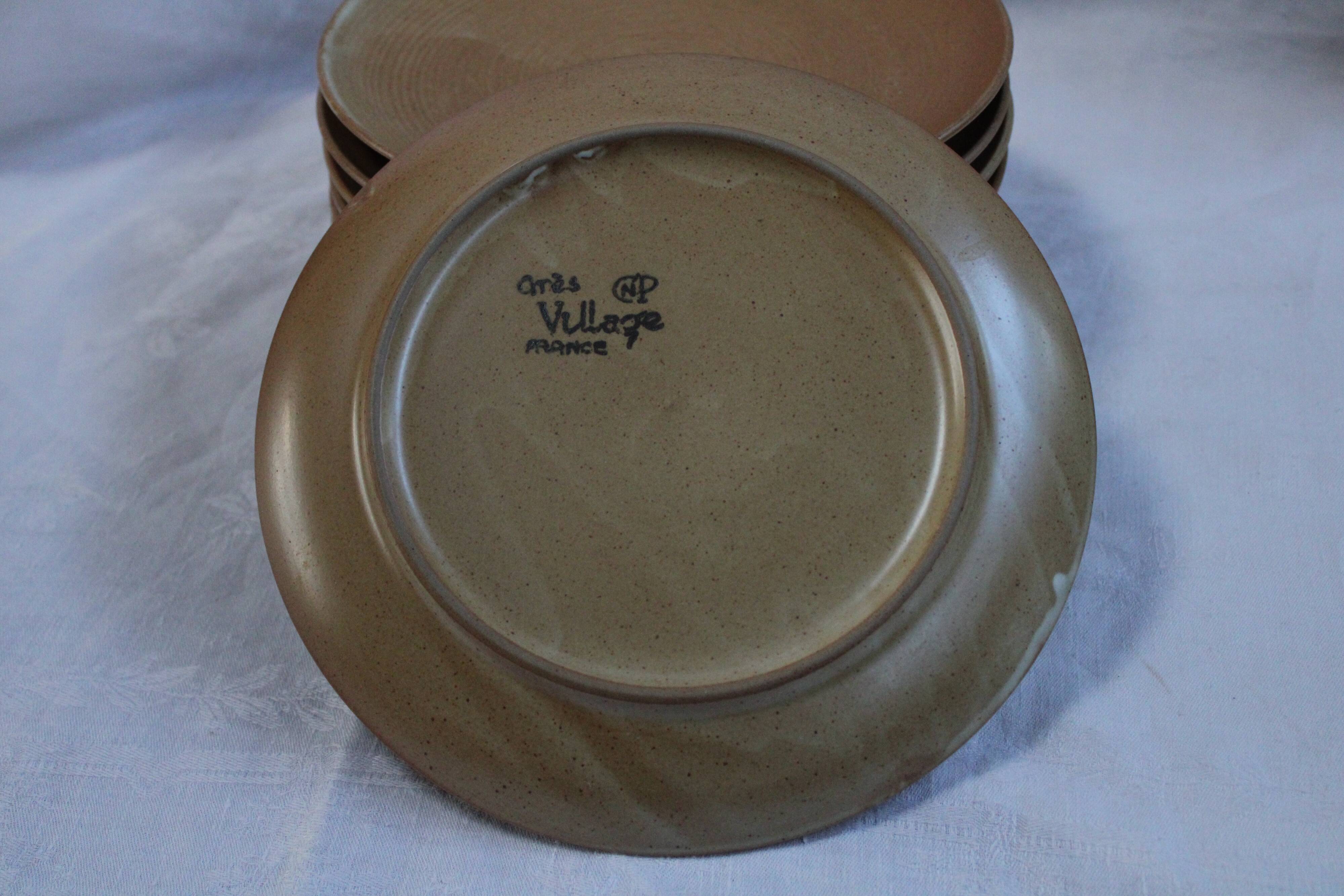 Service 9 flat plates sandstone Village CNP France