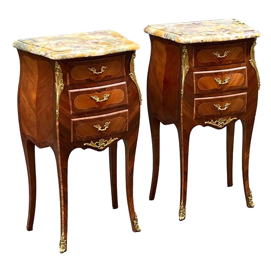 Paire de tables de chevet de style Louis XV en bois de rose.