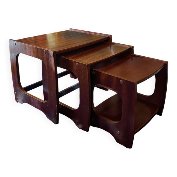 Trio de tables basses gigognes, 1970, bois foncé