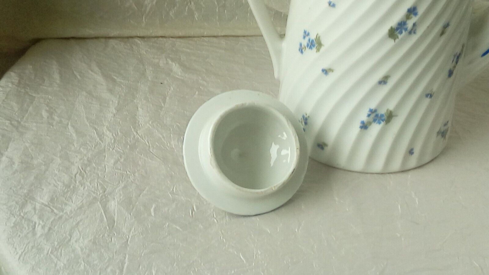 Coffee maker pouring porcelain twisted decot blueberry barbel