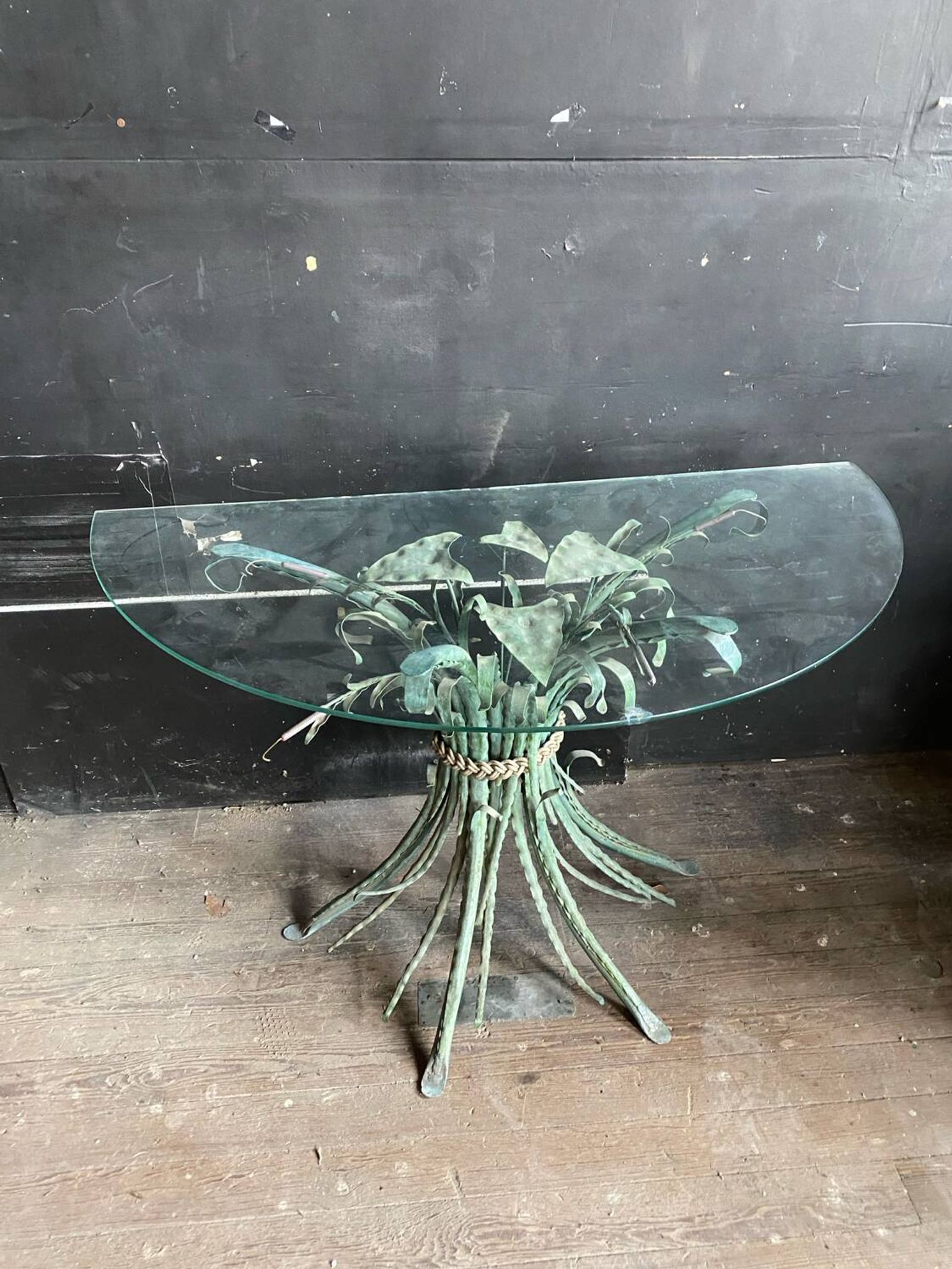 Vintage console in patinated metal with reed leaves.