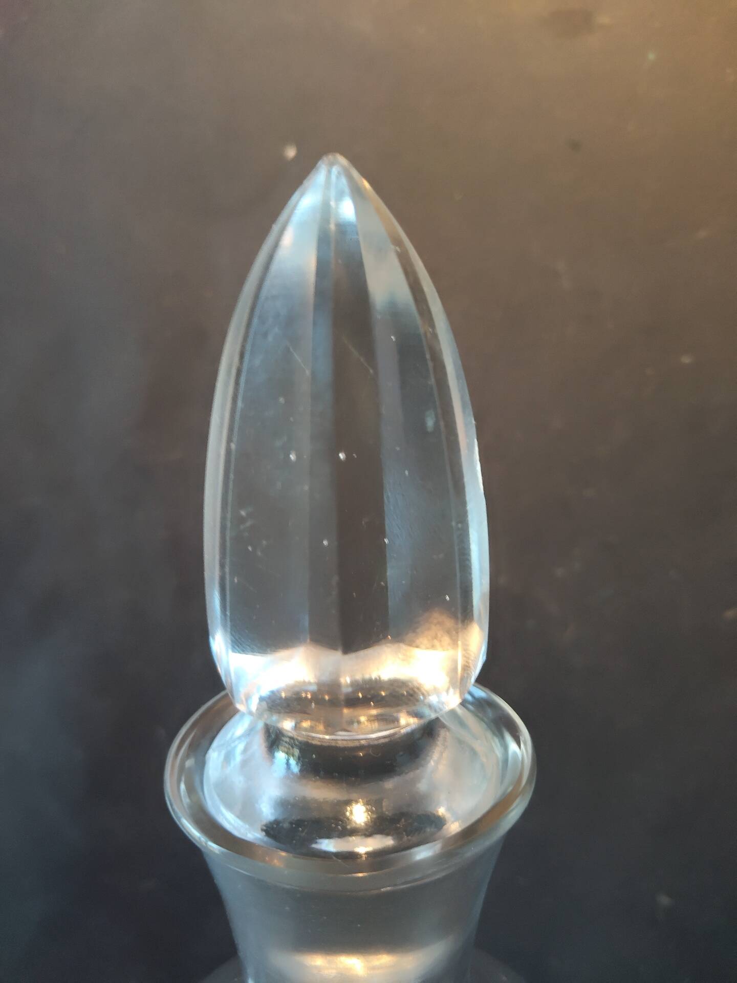 Carafe vintage en verre cristallin gravé – bouchon taillé assorti