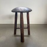 Tabouret tripode ancien en bois, brutaliste, style wabi sabi