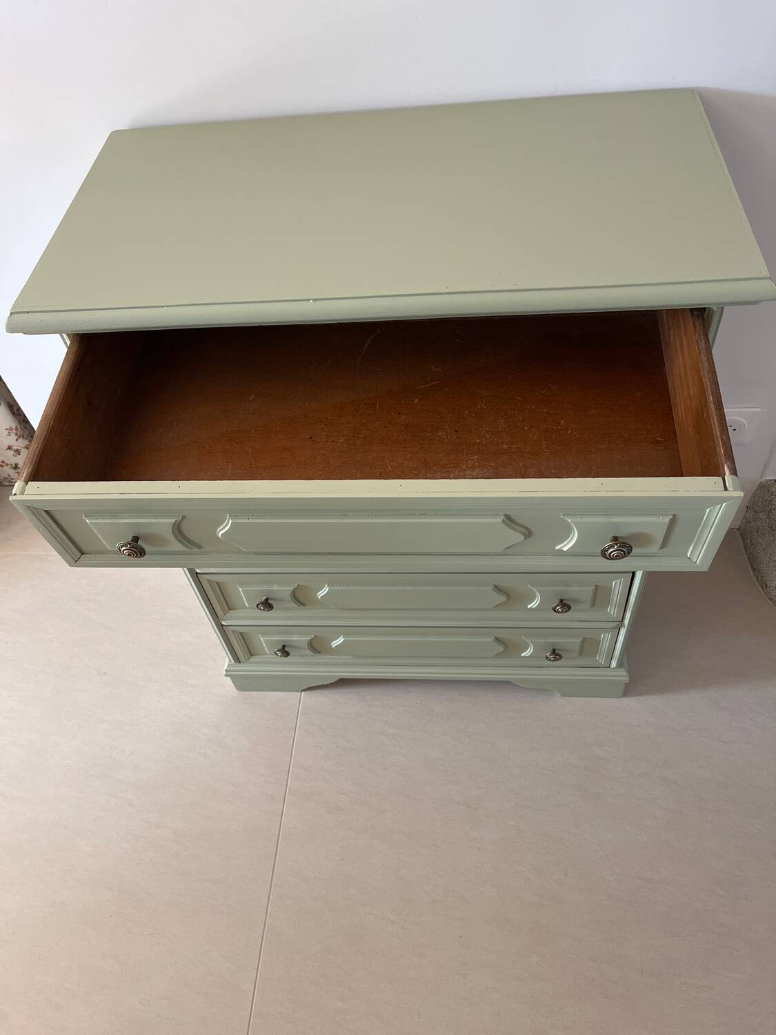 Refurbished antique chest of drawers with 5 drawers