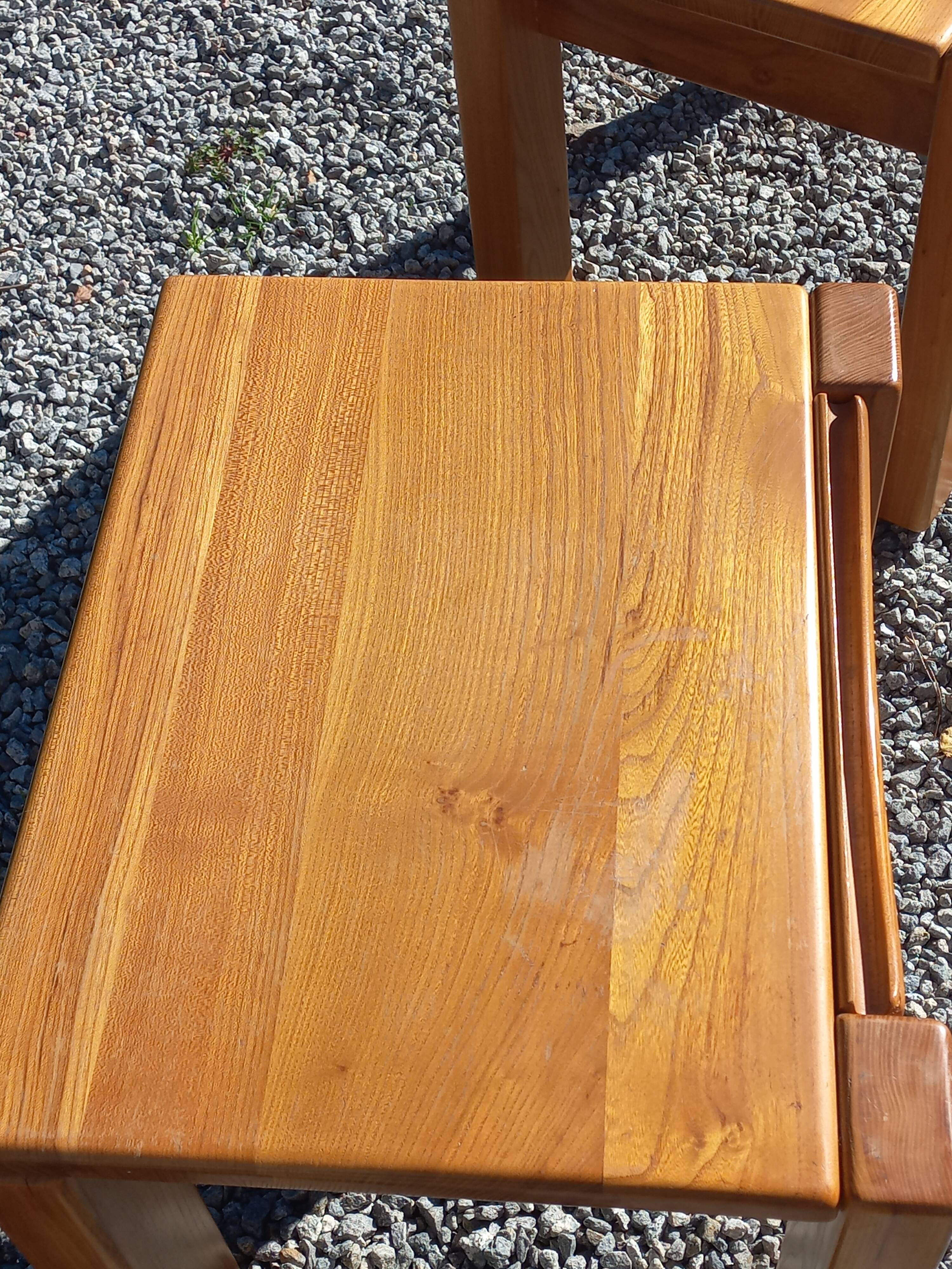 Paire de chevets en orme massif de la maison Regain