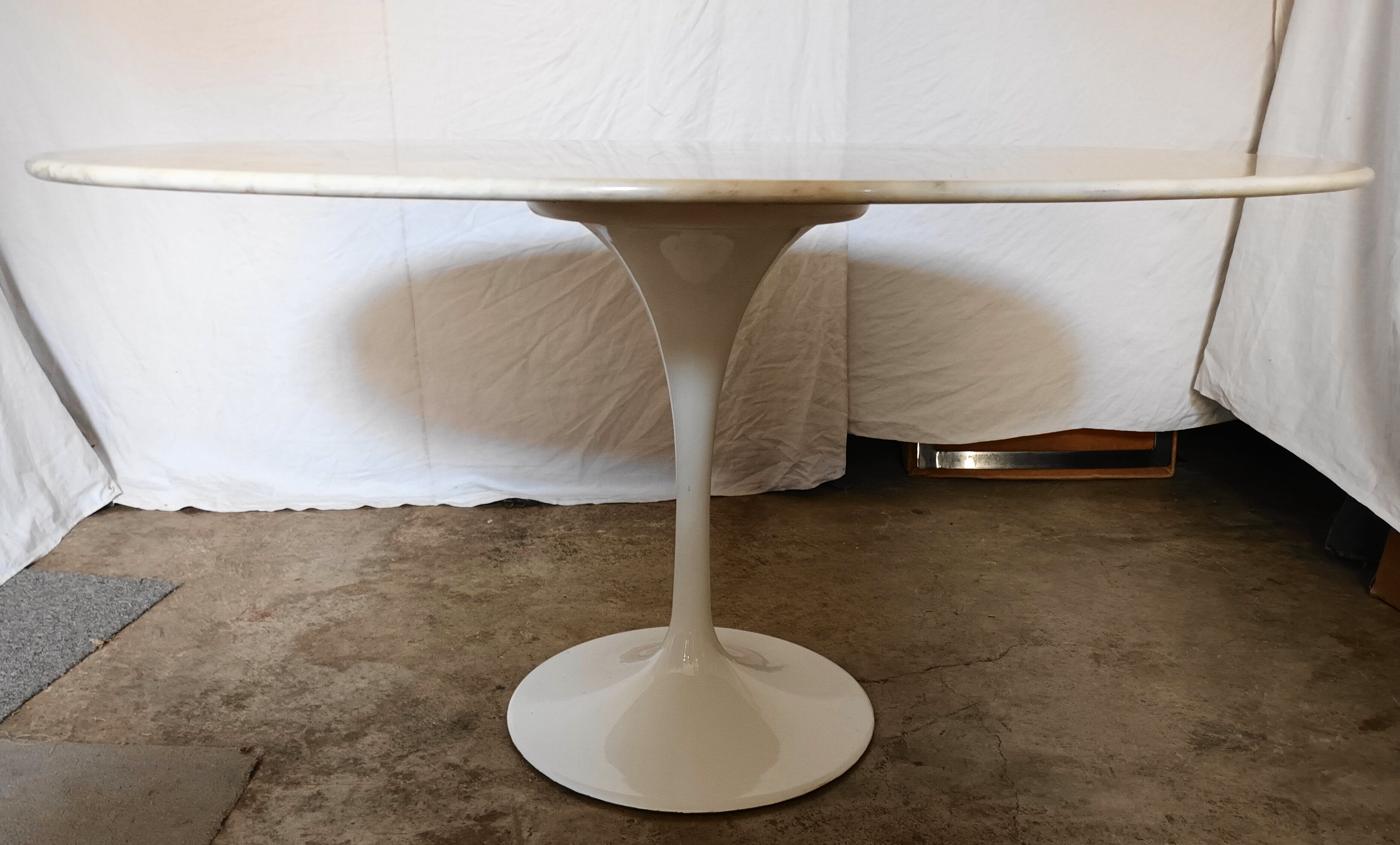 Table ovale dessus marbre pied tulipe des années 70