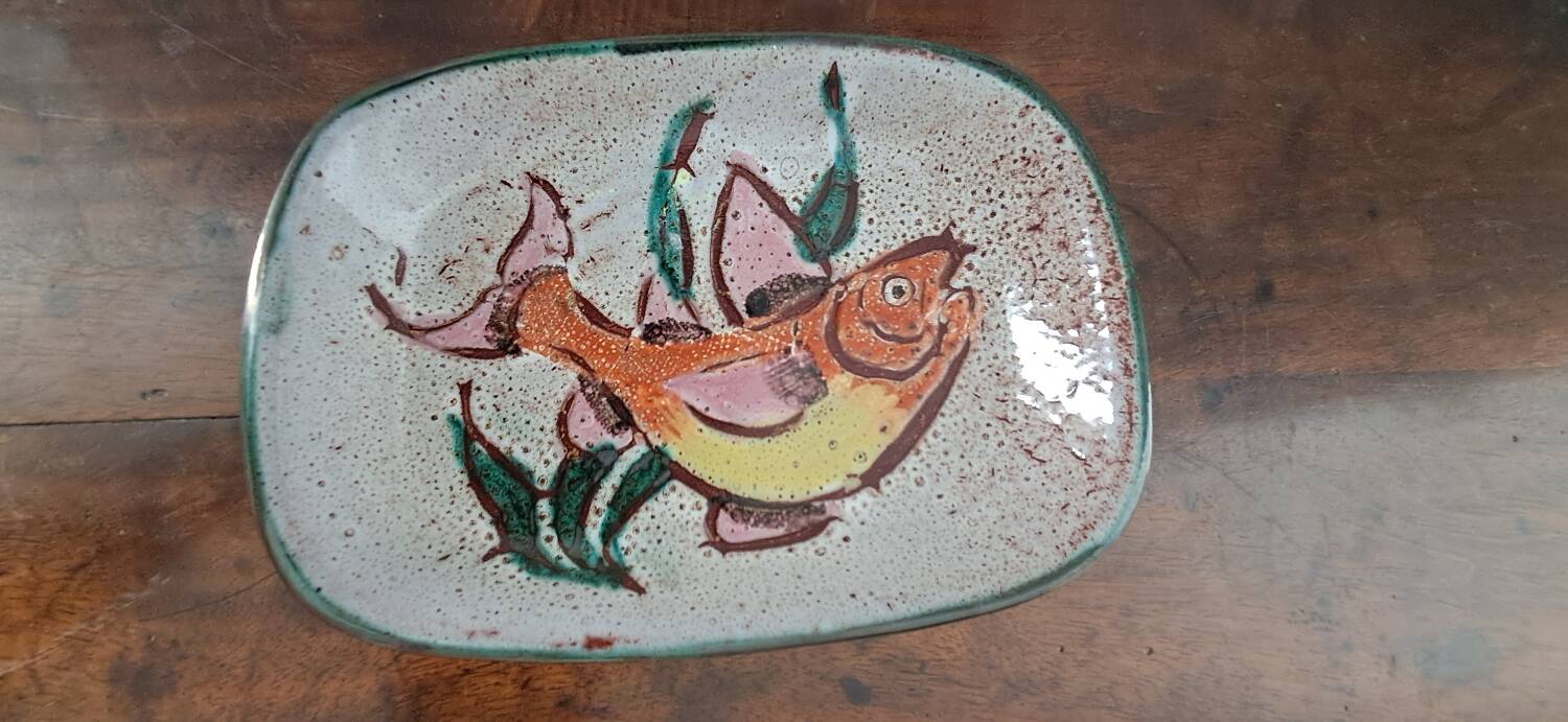 Plat Vallauris, années 60-70. Décor de poisson