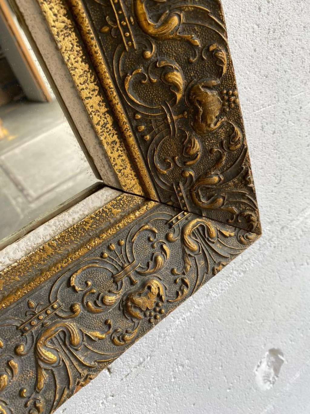 Vintage mirror in white gold