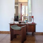 Coiffeuse vintage années 70 avec miroir triptyque & banc assorti