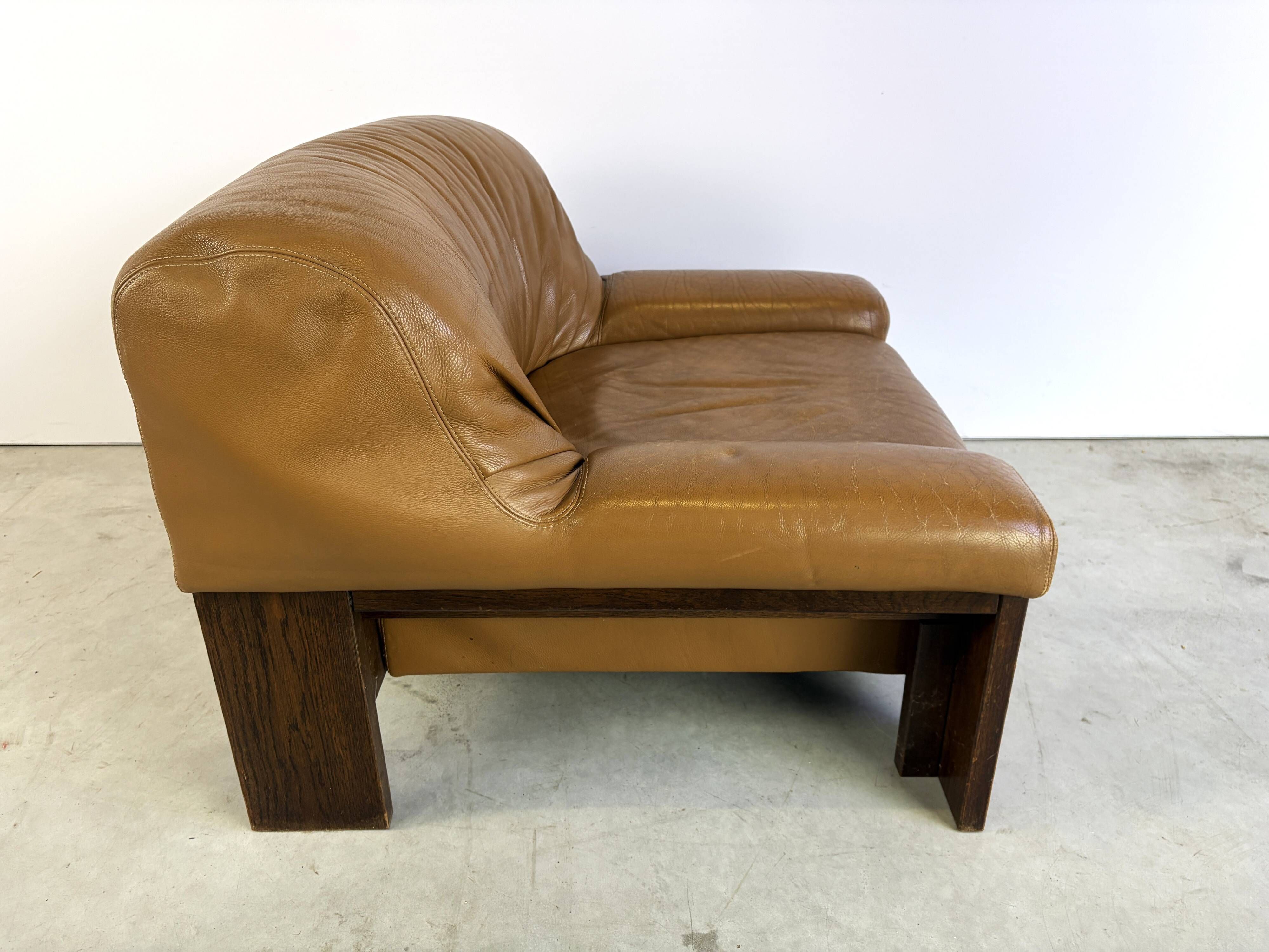 Fauteuil en cuir brutaliste, années 1960