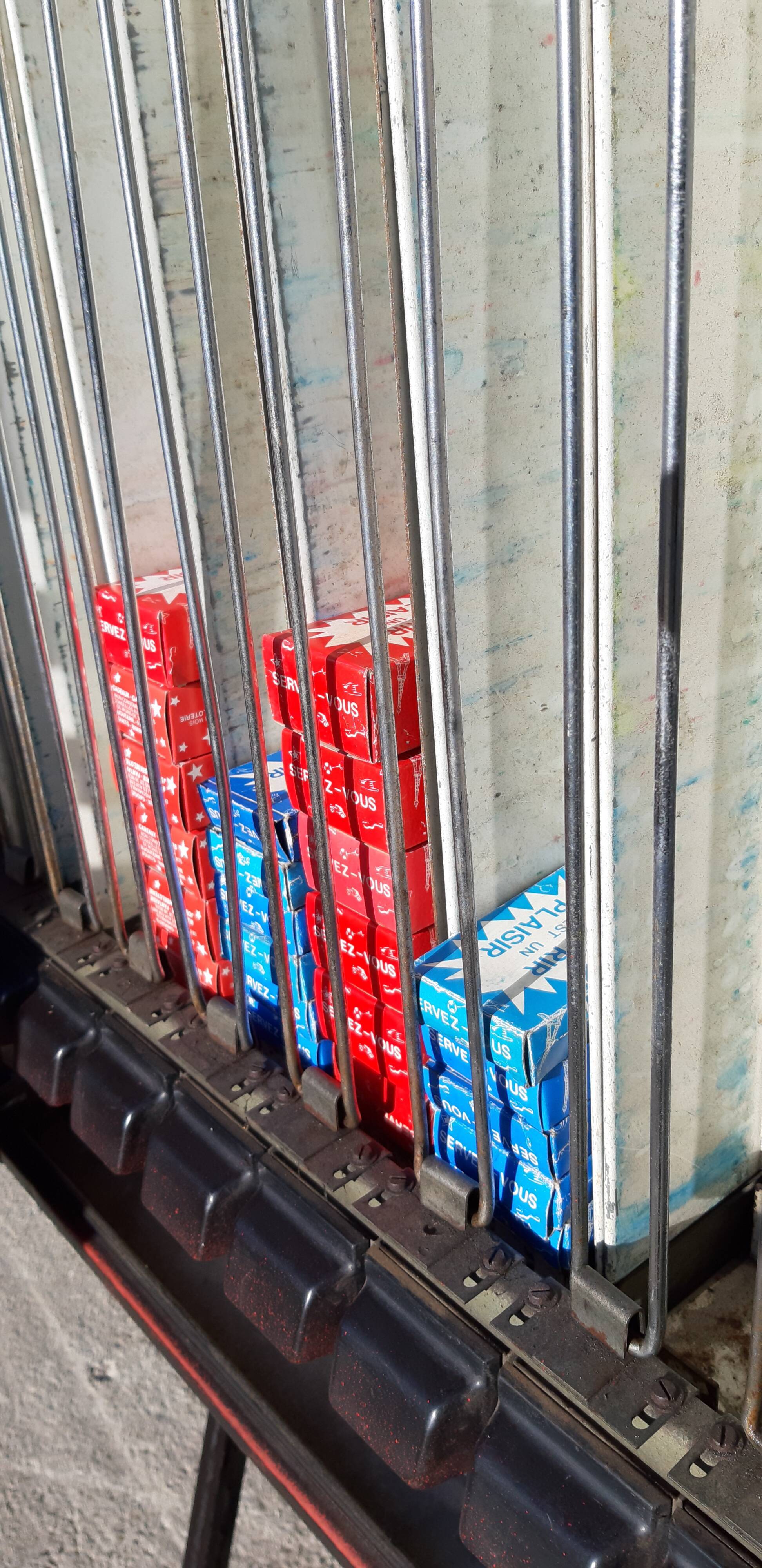 Distributor with tirettes de forain