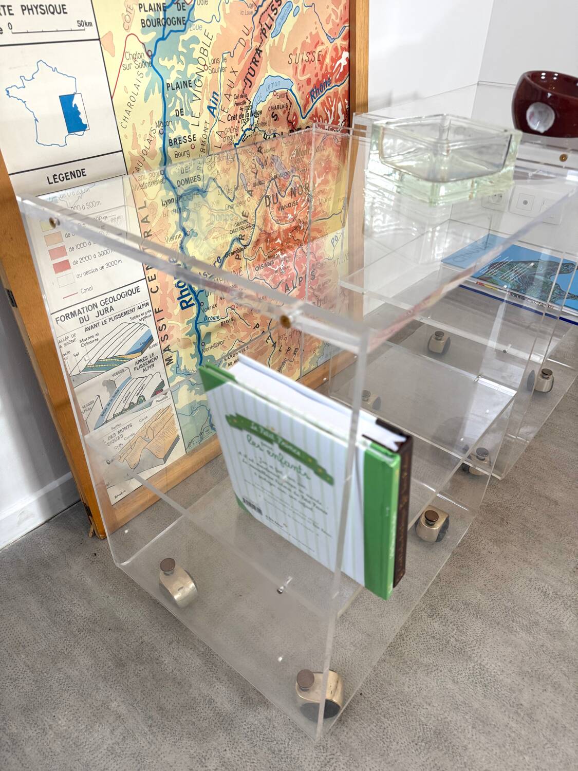 Paire de tables de chevet en plexiglas transparent