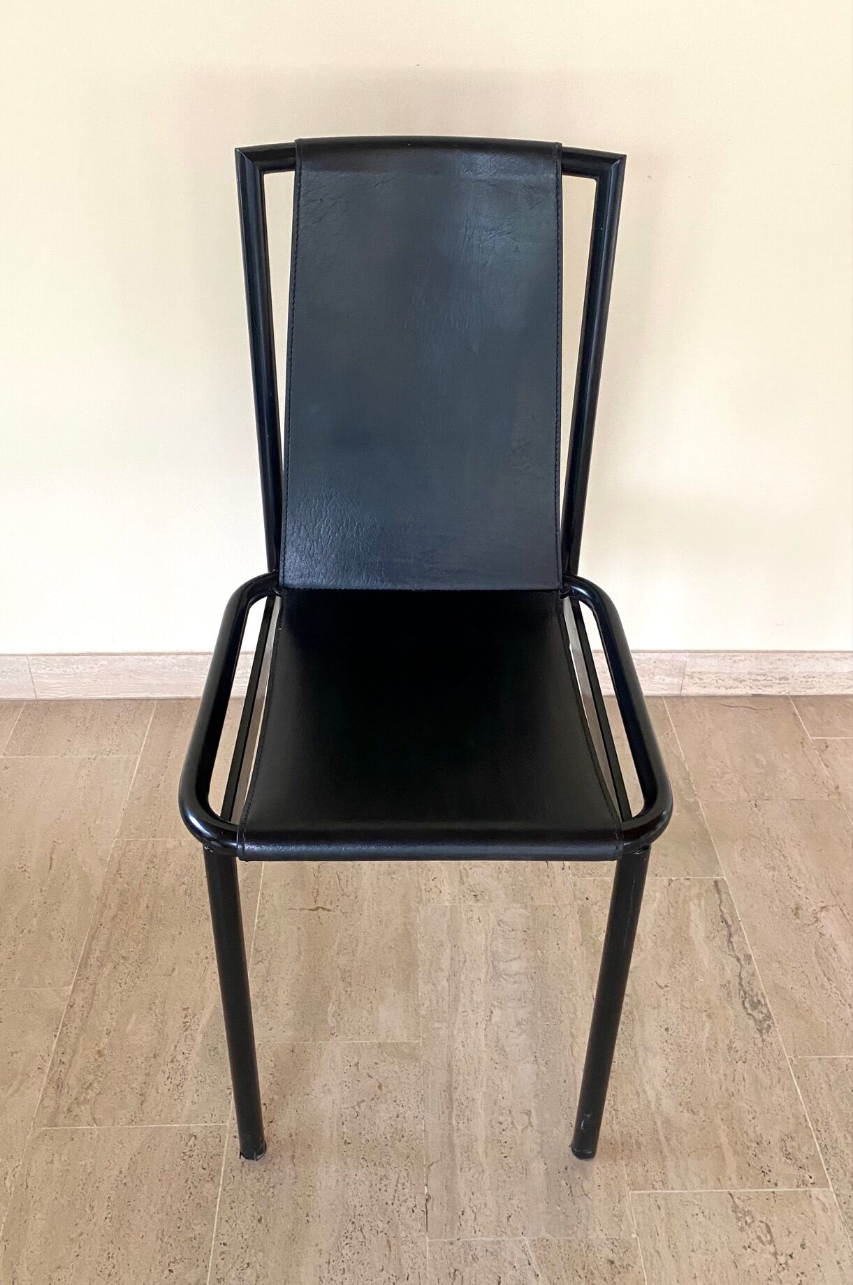 4 postmodern design chairs in black metal and leather, 1980's