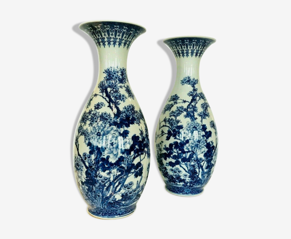 Paire de vases à col en porcelaine XX siècle