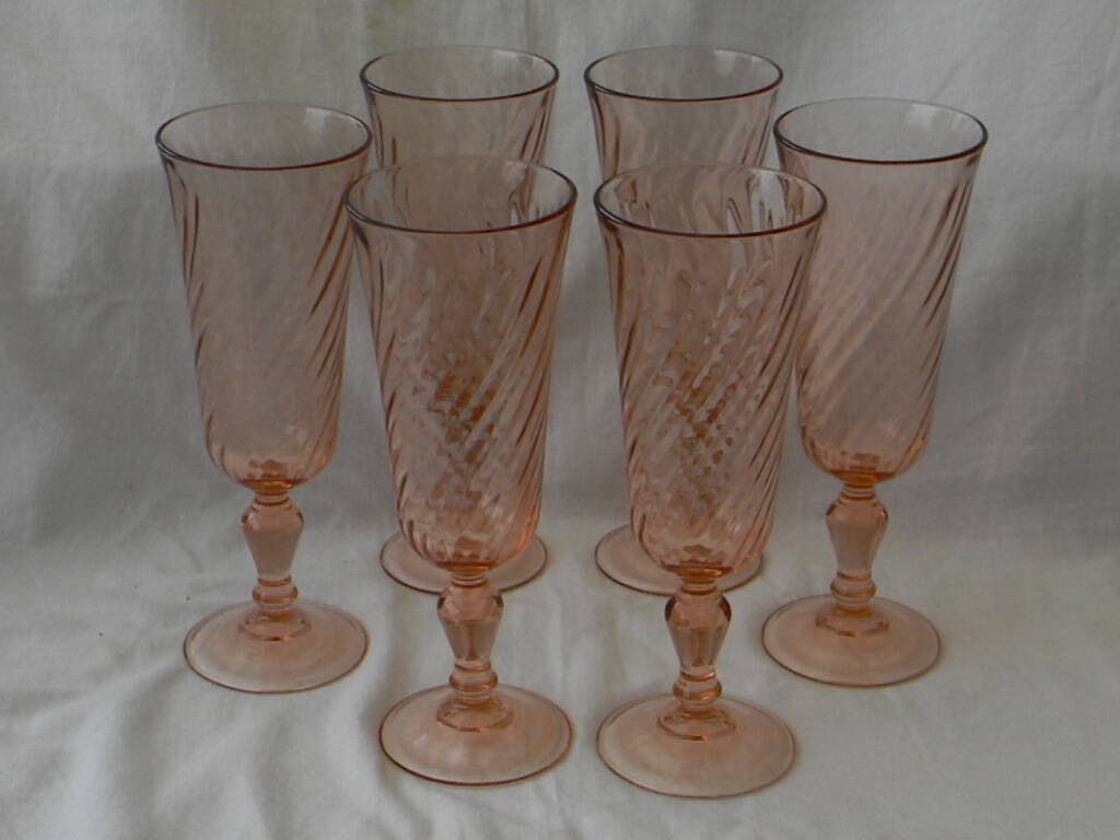 Set of 6 luminarc rosaline glass champagne flutes.