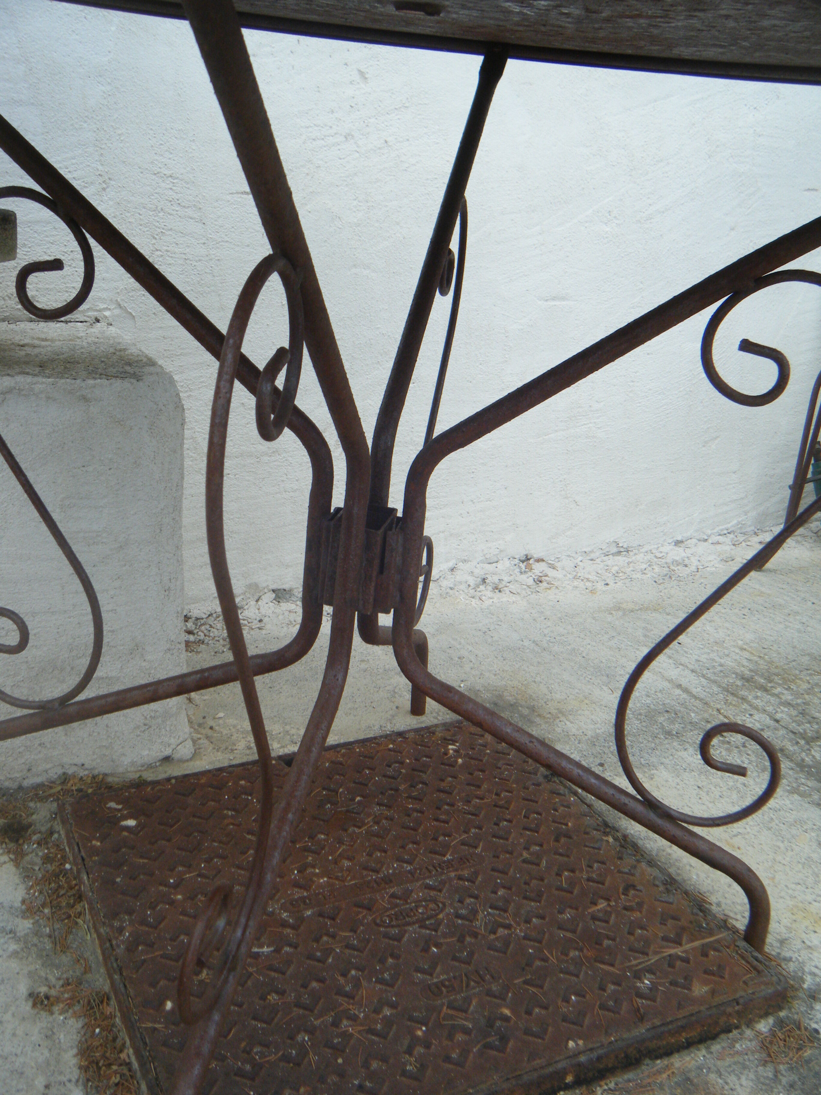 Round metal garden table