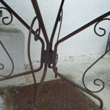 Round metal garden table