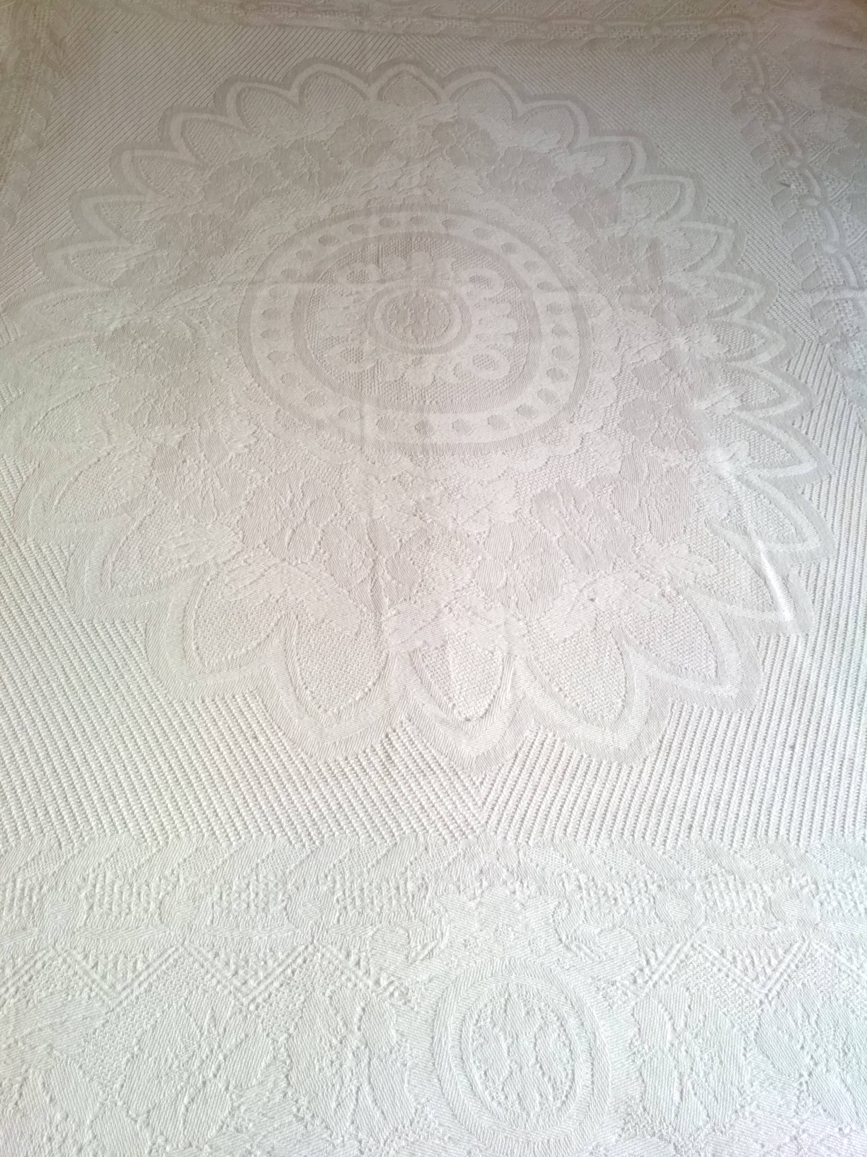 Bedspread in woven white cotton, double bed