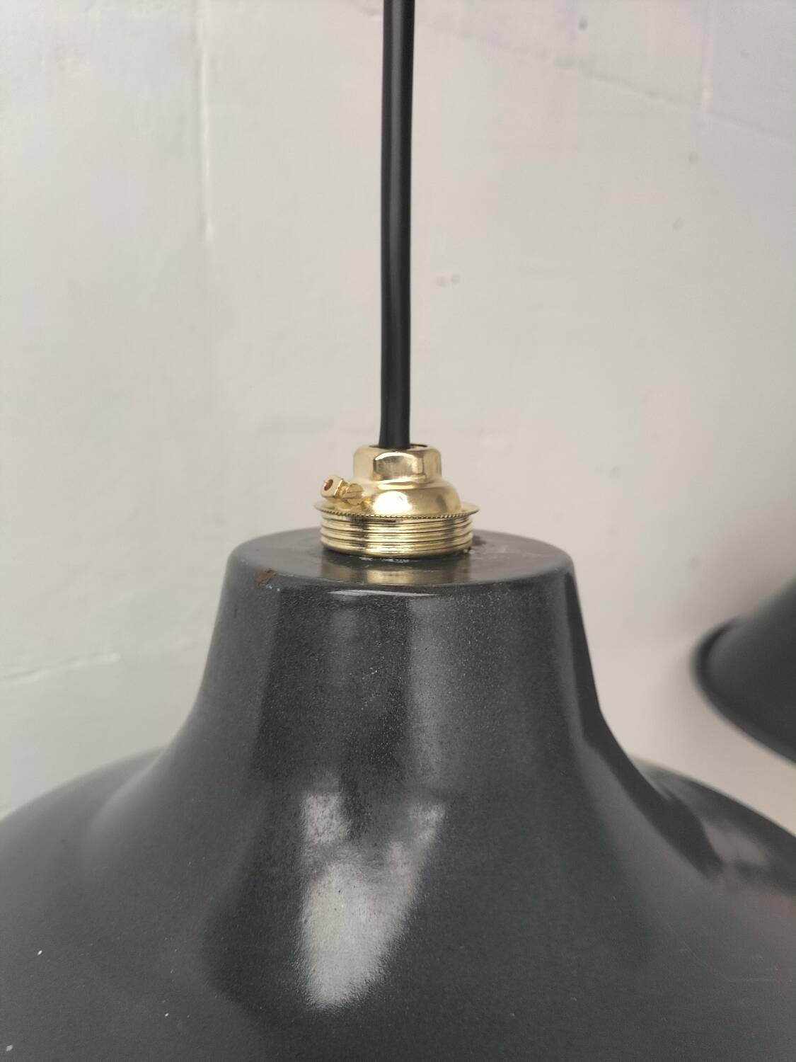 Pair of enamelled sheet metal suspensions