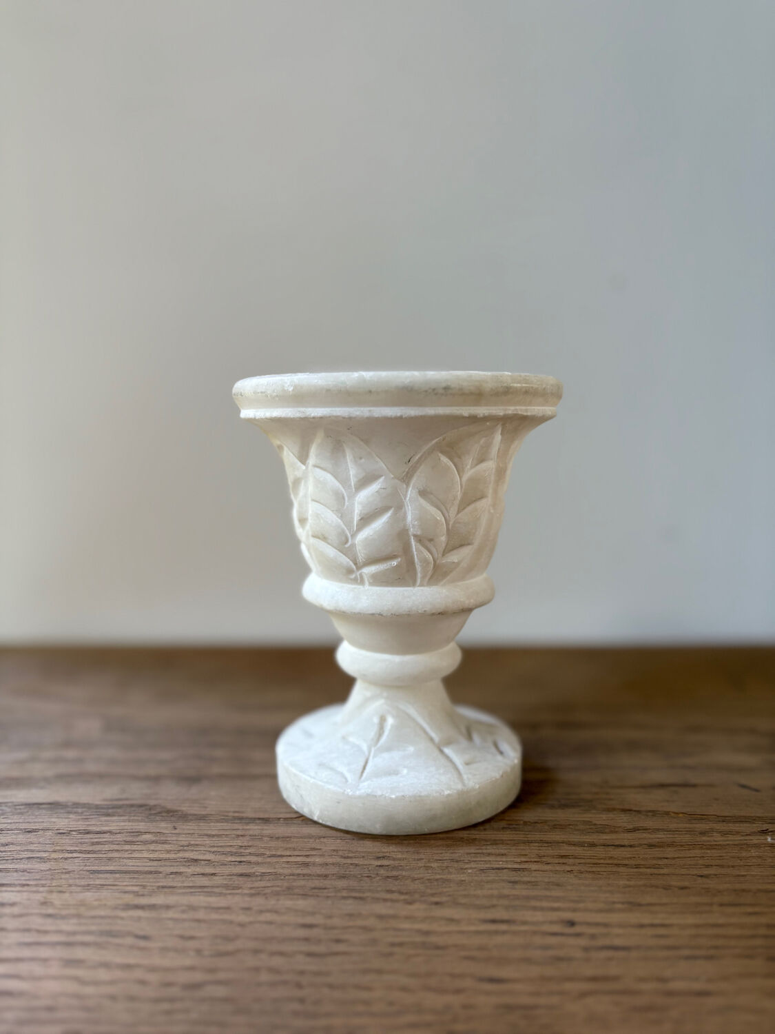 Vase en albâtre sculpté vintage