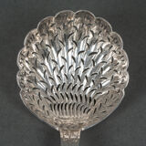 Cuillère à saupoudrer orfèvre RN argent 53 grammes riche décor Louis XV