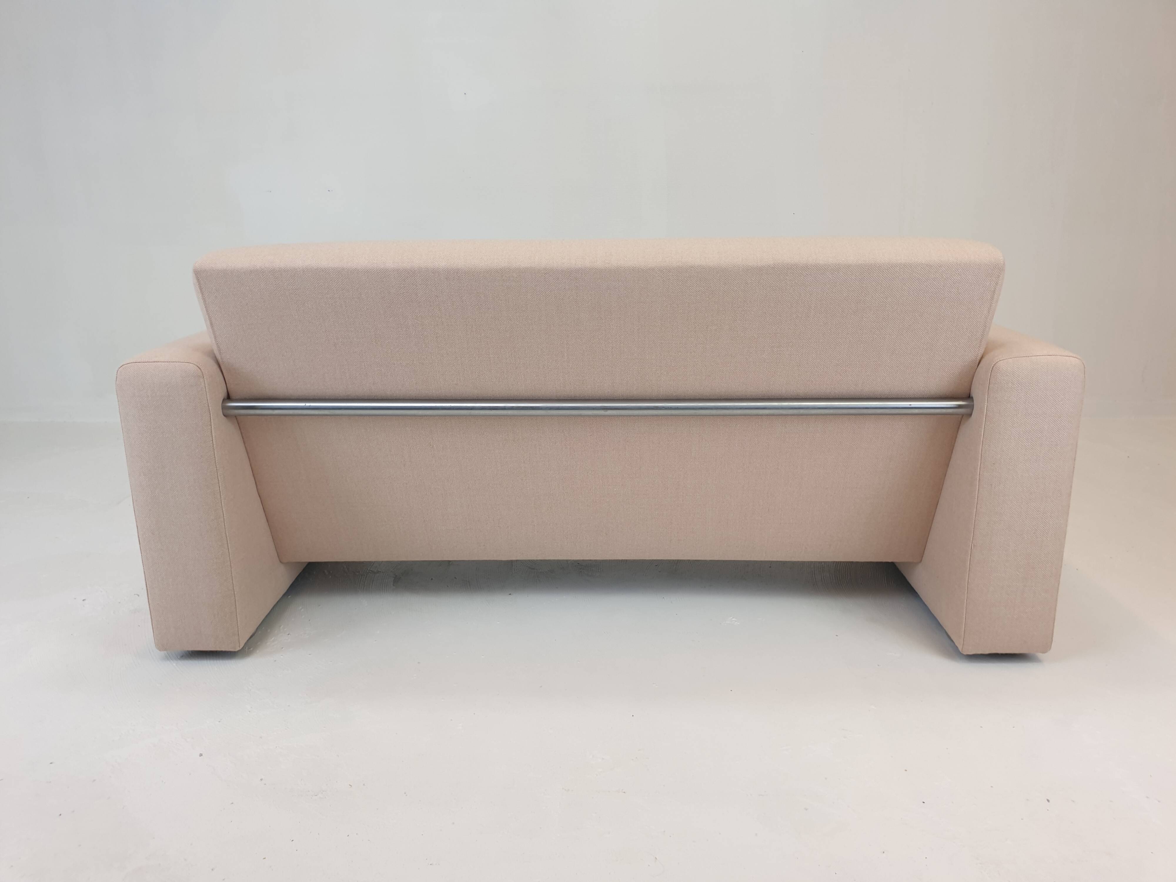 Banc à deux places Artifort Modèle 691, rembourré en laine rose douce, années 1980.