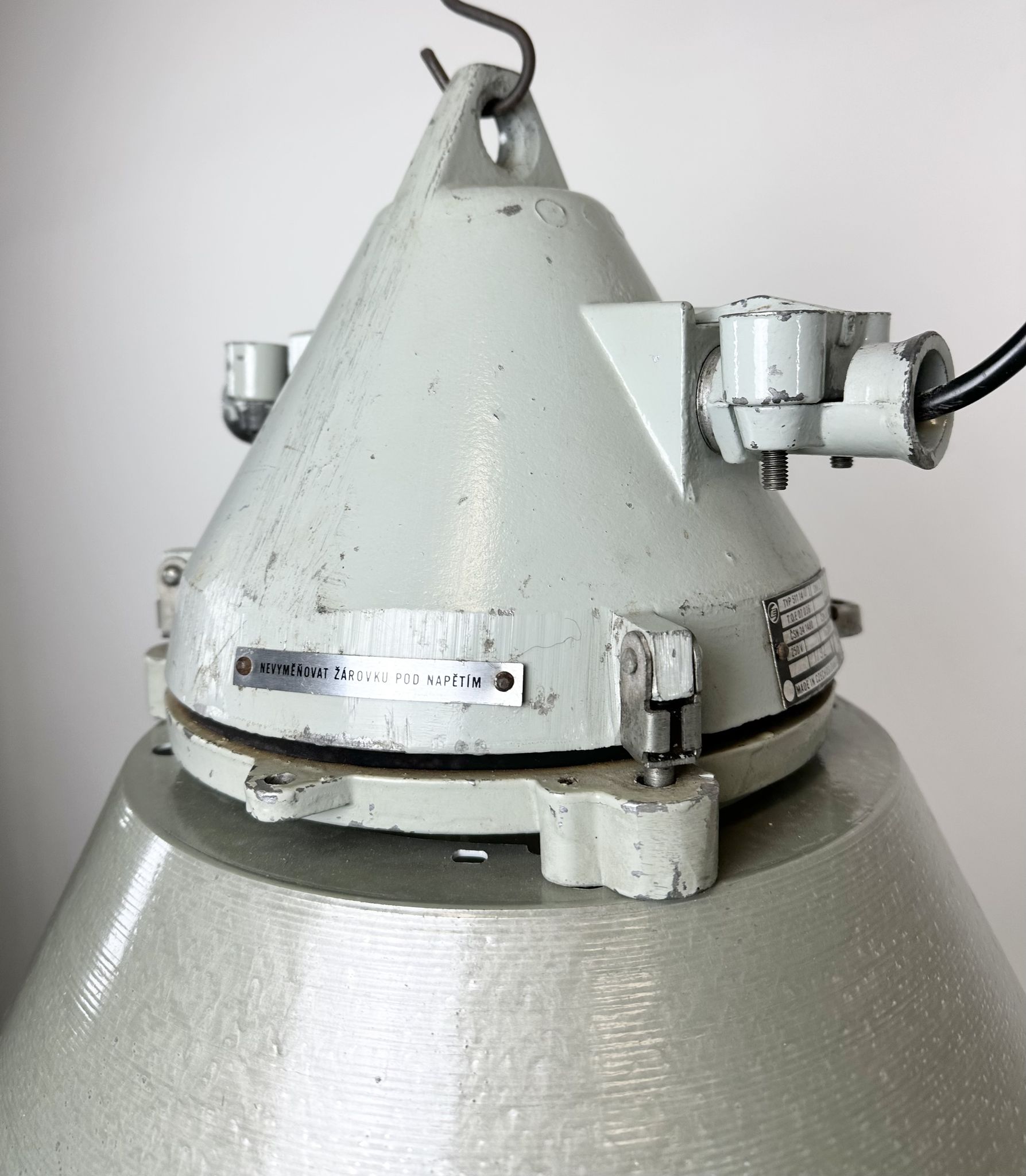 Lampe antidéflagrante industrielle avec abat-jour en aluminium d’Elektrosvit, années 1970