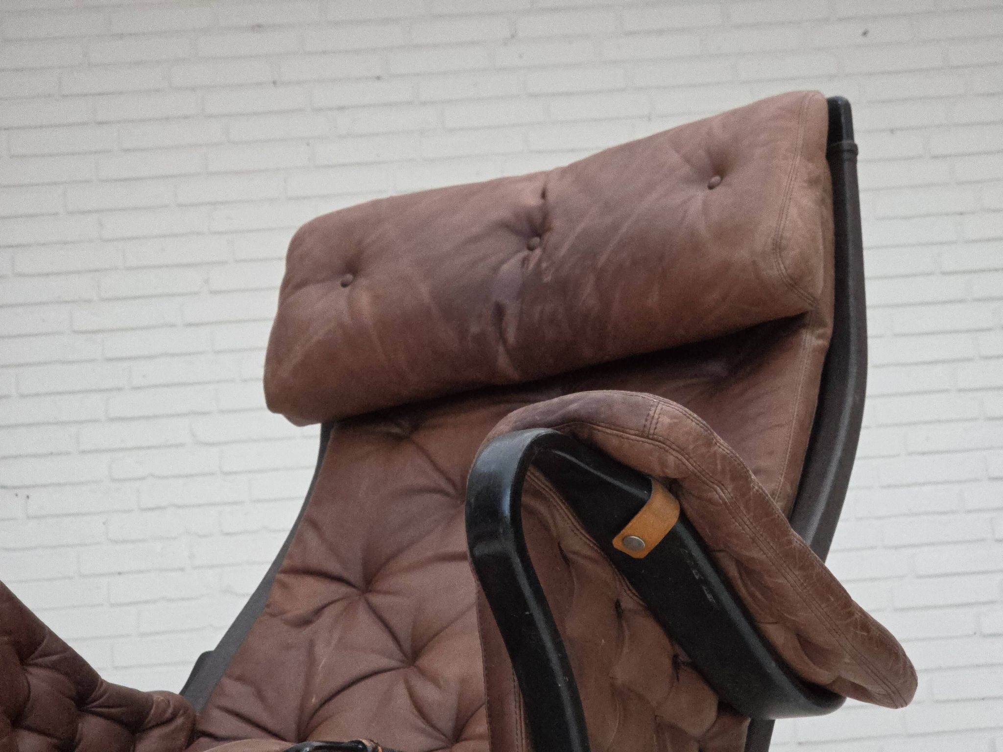 Années 1970, design suédois de Bruno Mathsson, modèle « Pernilla », cuir.