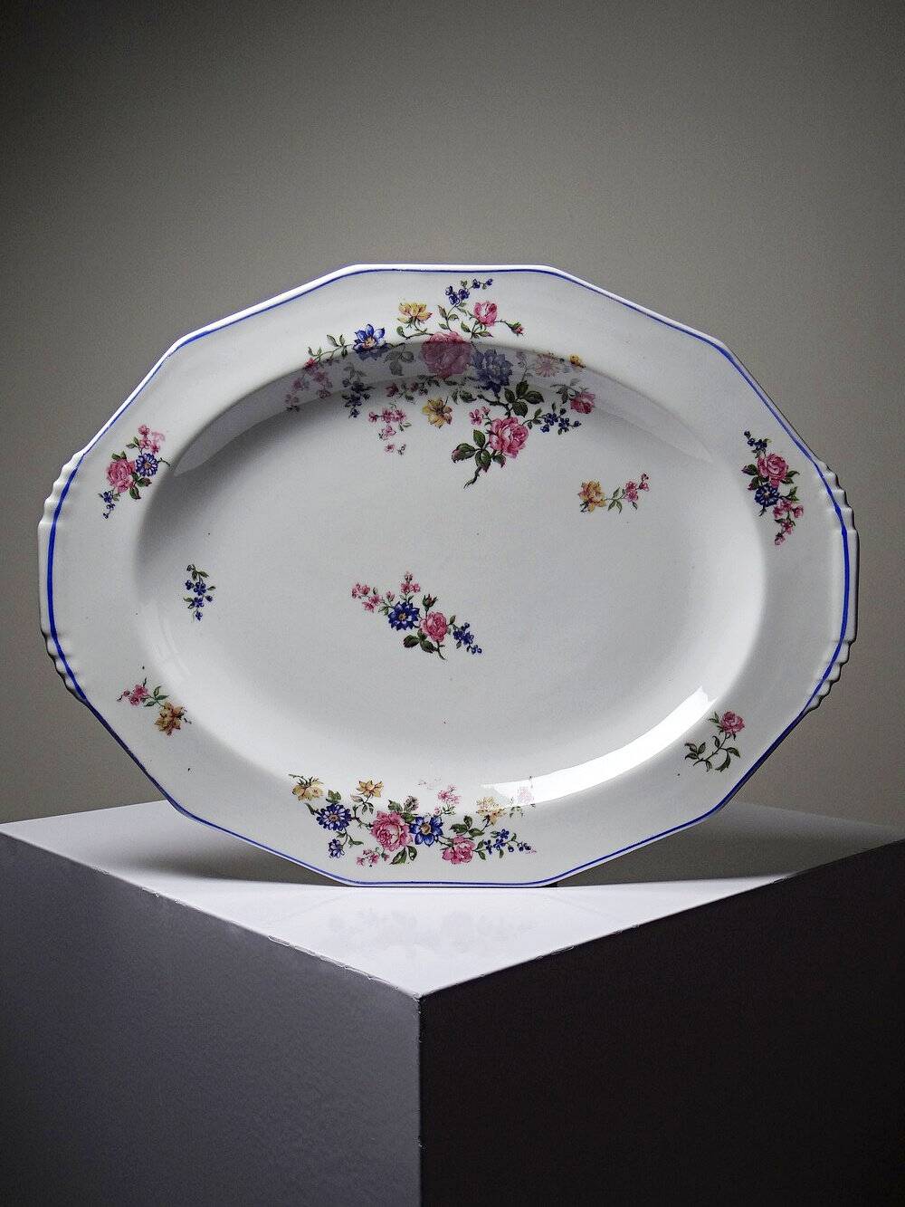 Service plate Bernardaud Limoges porcelain with floral decoration from the 1920s to 1950s.