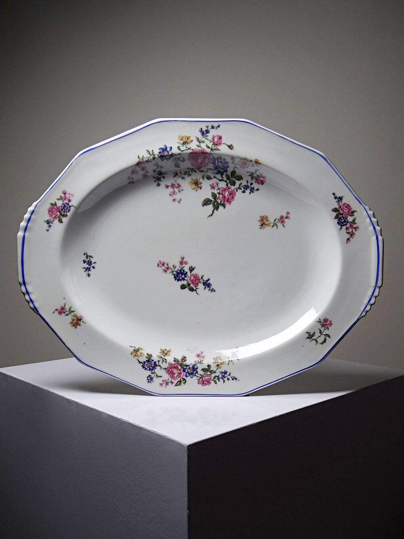 Service plate Bernardaud Limoges porcelain with floral decoration from the 1920s to 1950s.