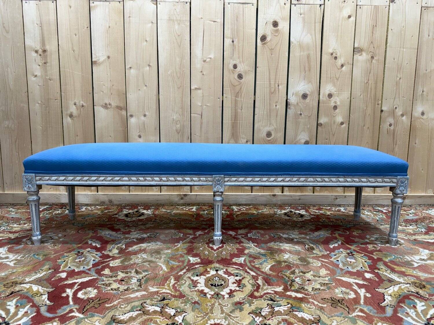 Banquette d'office – Style Louis XVI – Bois réchampis – Tissu bleu