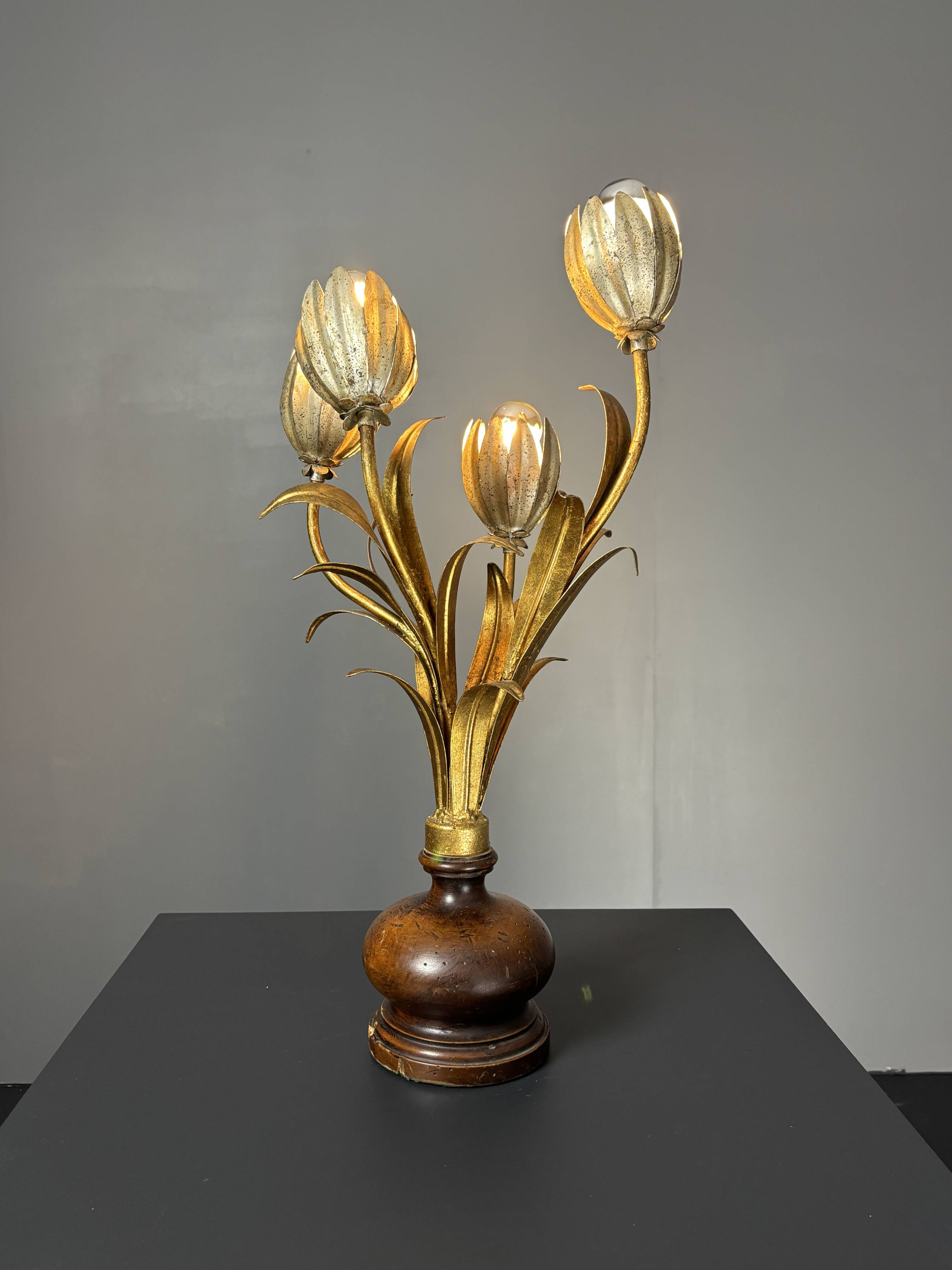 Midcentury Hollywood Regency Florentine gilt metal flower table lamp, 60s.