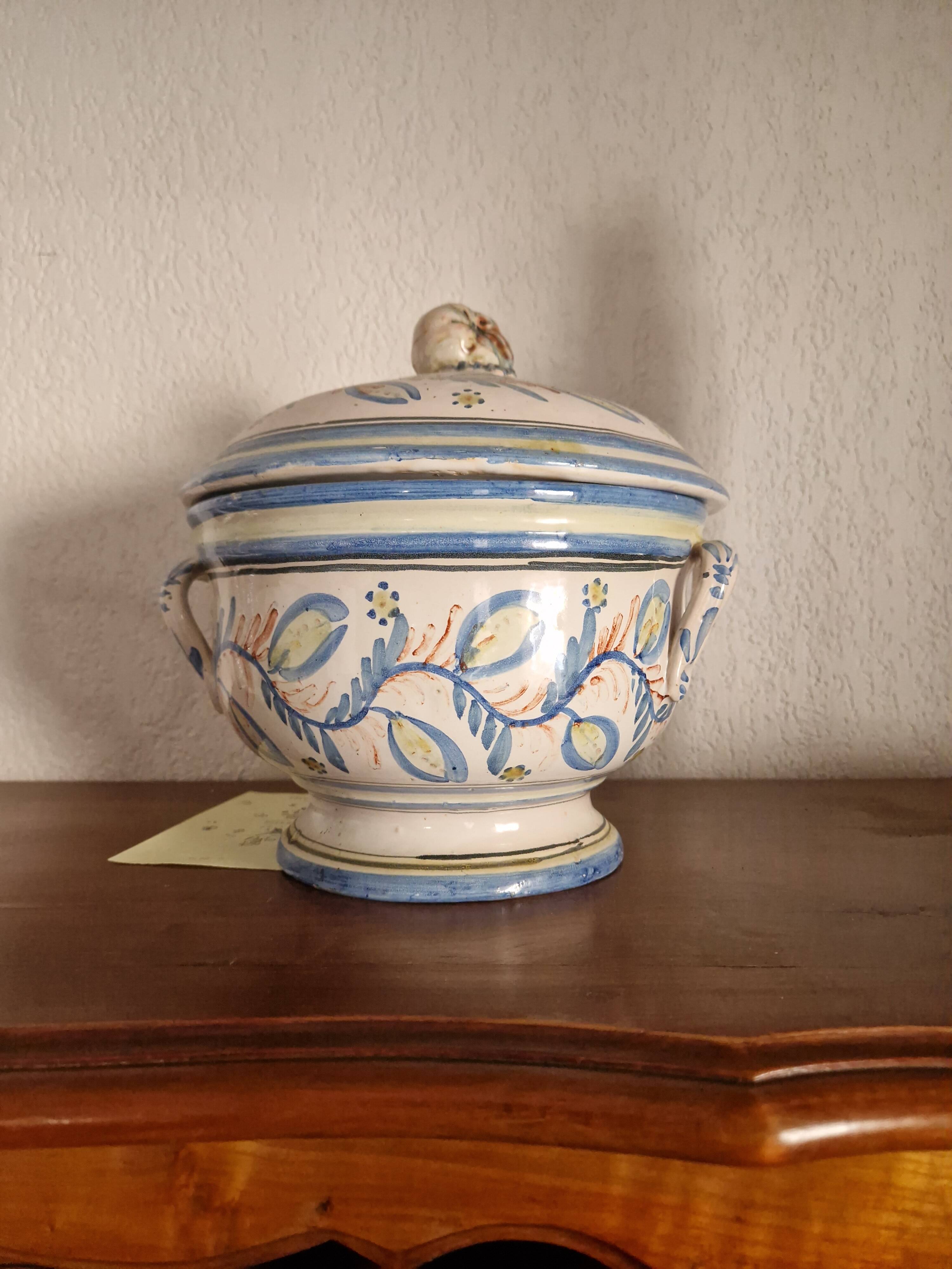 Soup tureen
