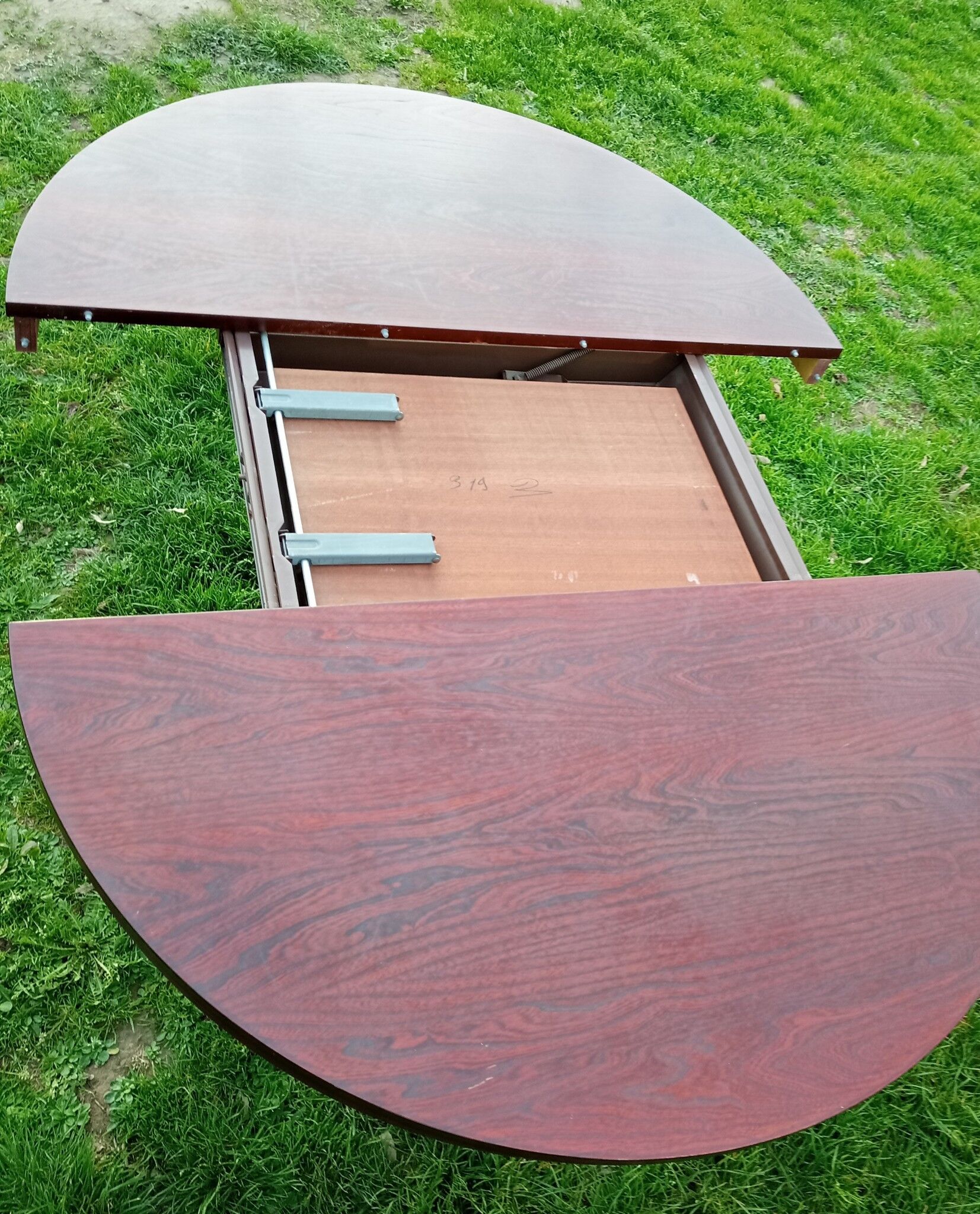 Baumann style table with system