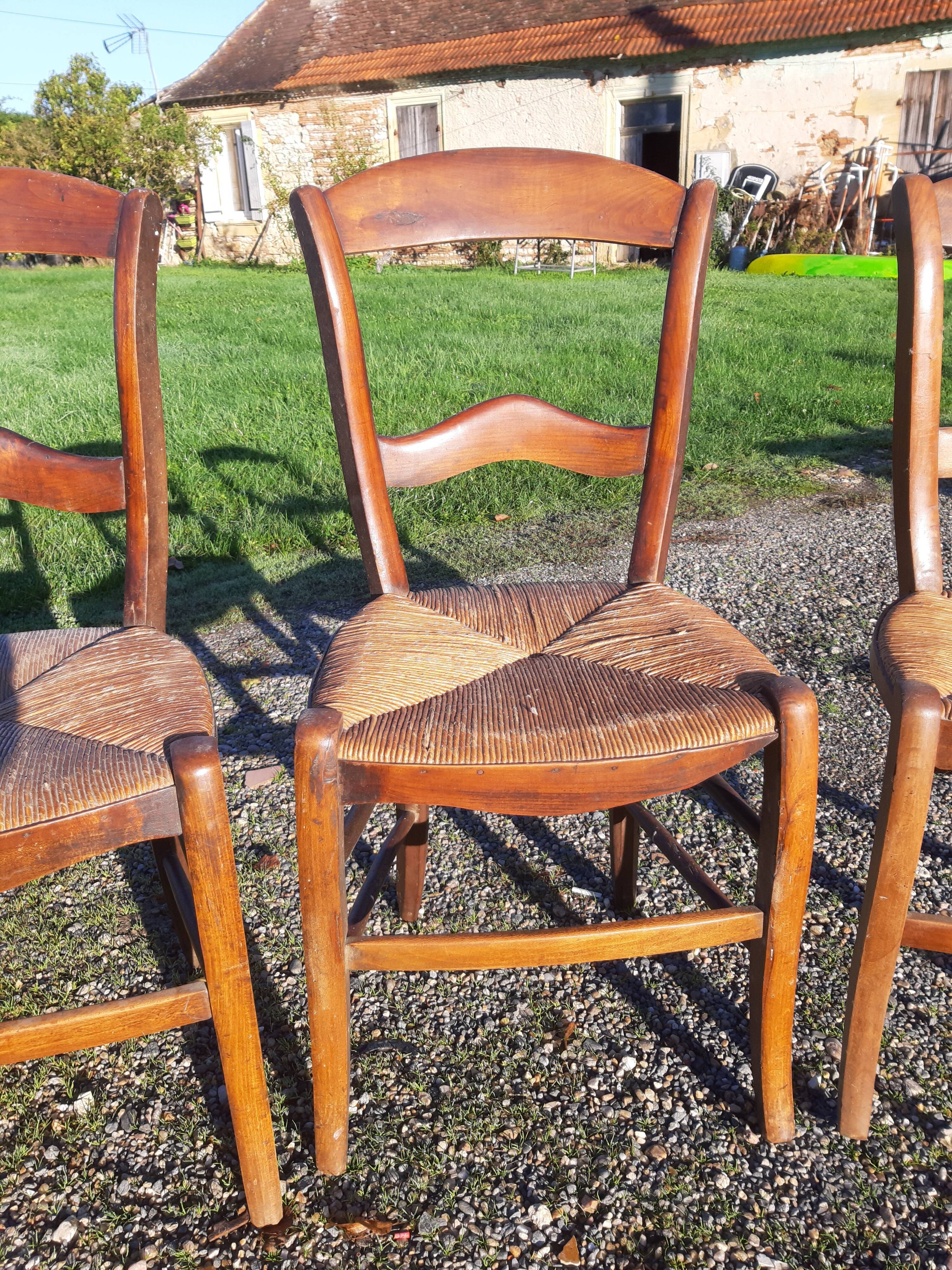 6 old mulched chairs in fruitier