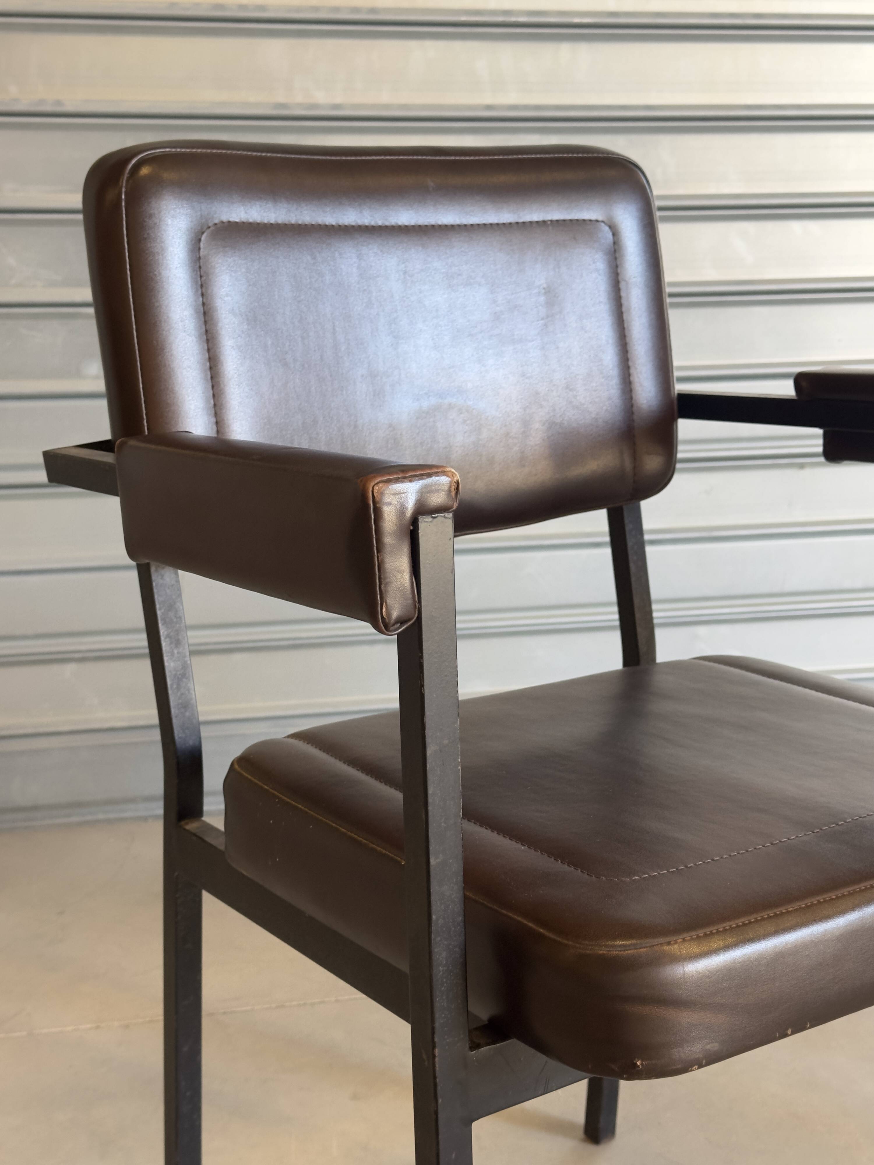 Paire de fauteuils de réunion vintage marron chocolat