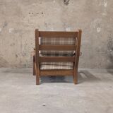 Salon vintage en bois massif avec coussins à carreaux