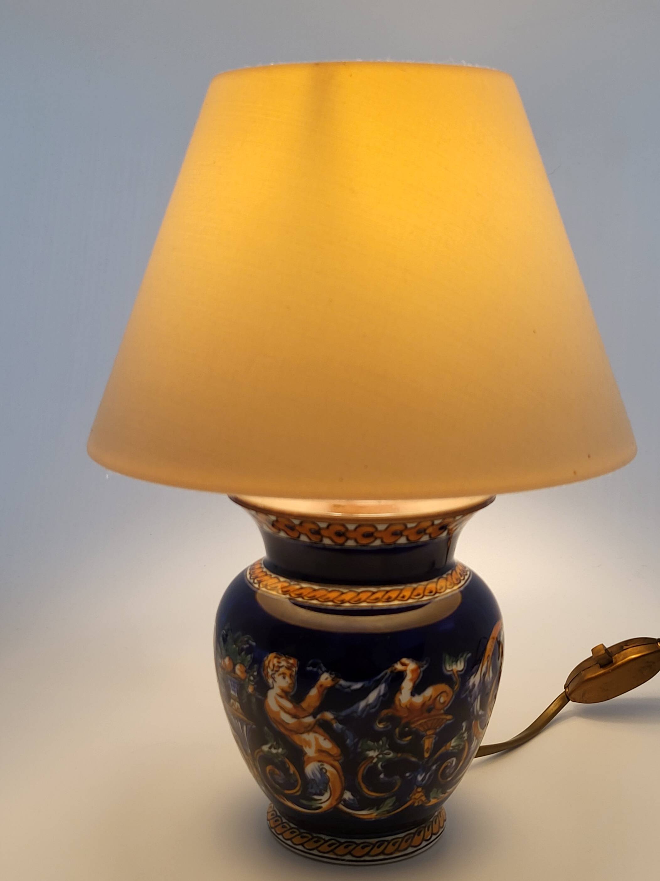 Lampe de table faïence de Gien décor Renaissance fond bleu