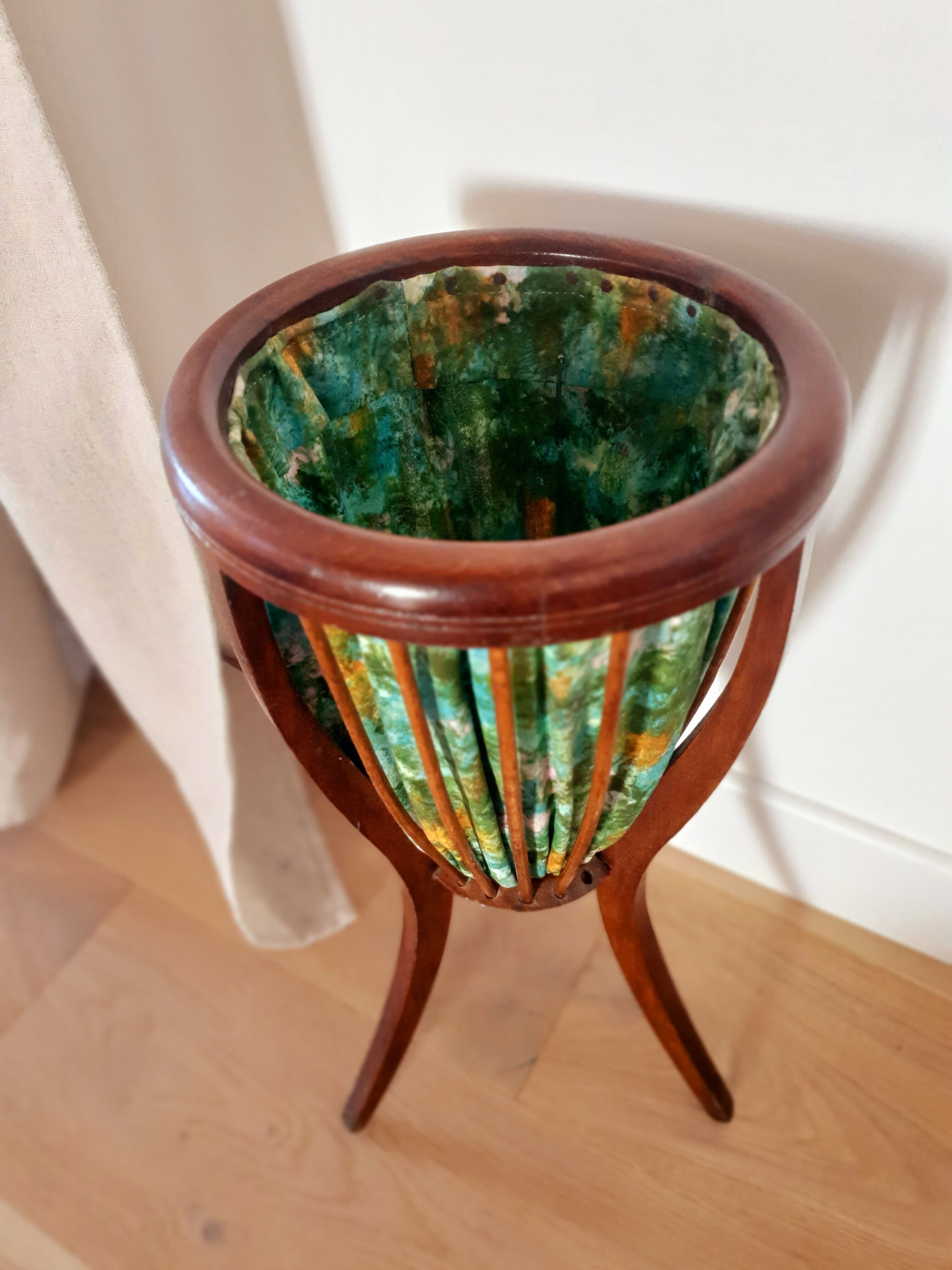 Tripod worker made of wood and original fabric